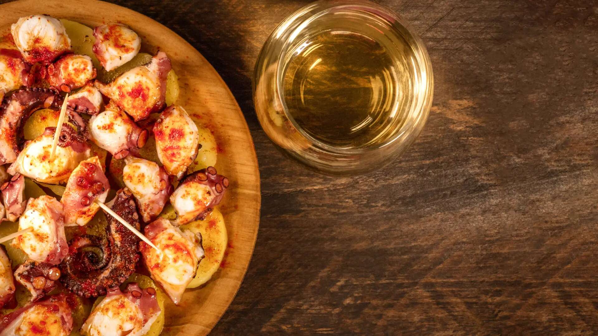 Ni Albariño ni Godello: este es el vino blanco de Galicia que mejor marida con un plato de pulpo