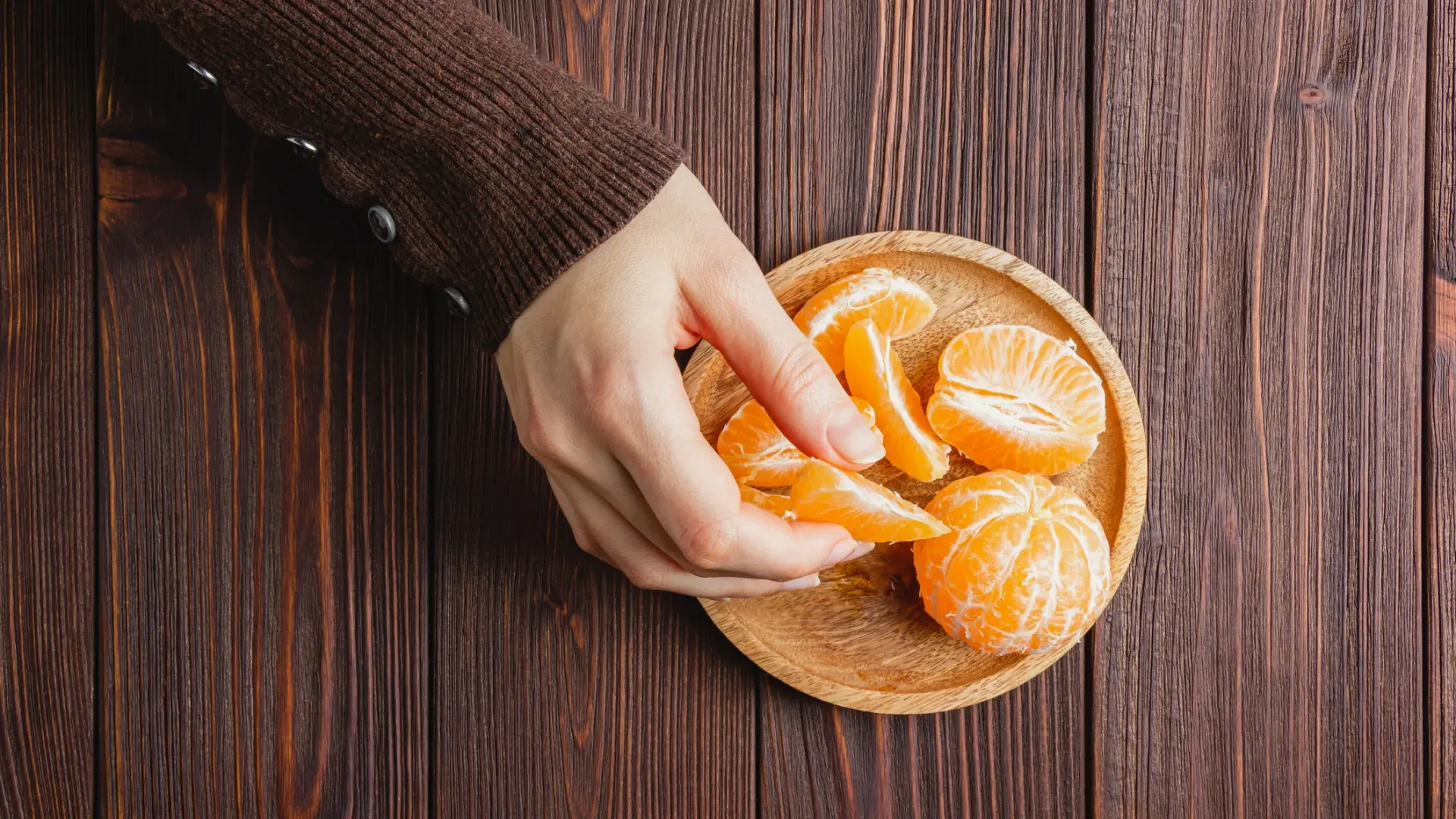 Una experta en seguridad alimentaria advierte del error al comer mandarinas