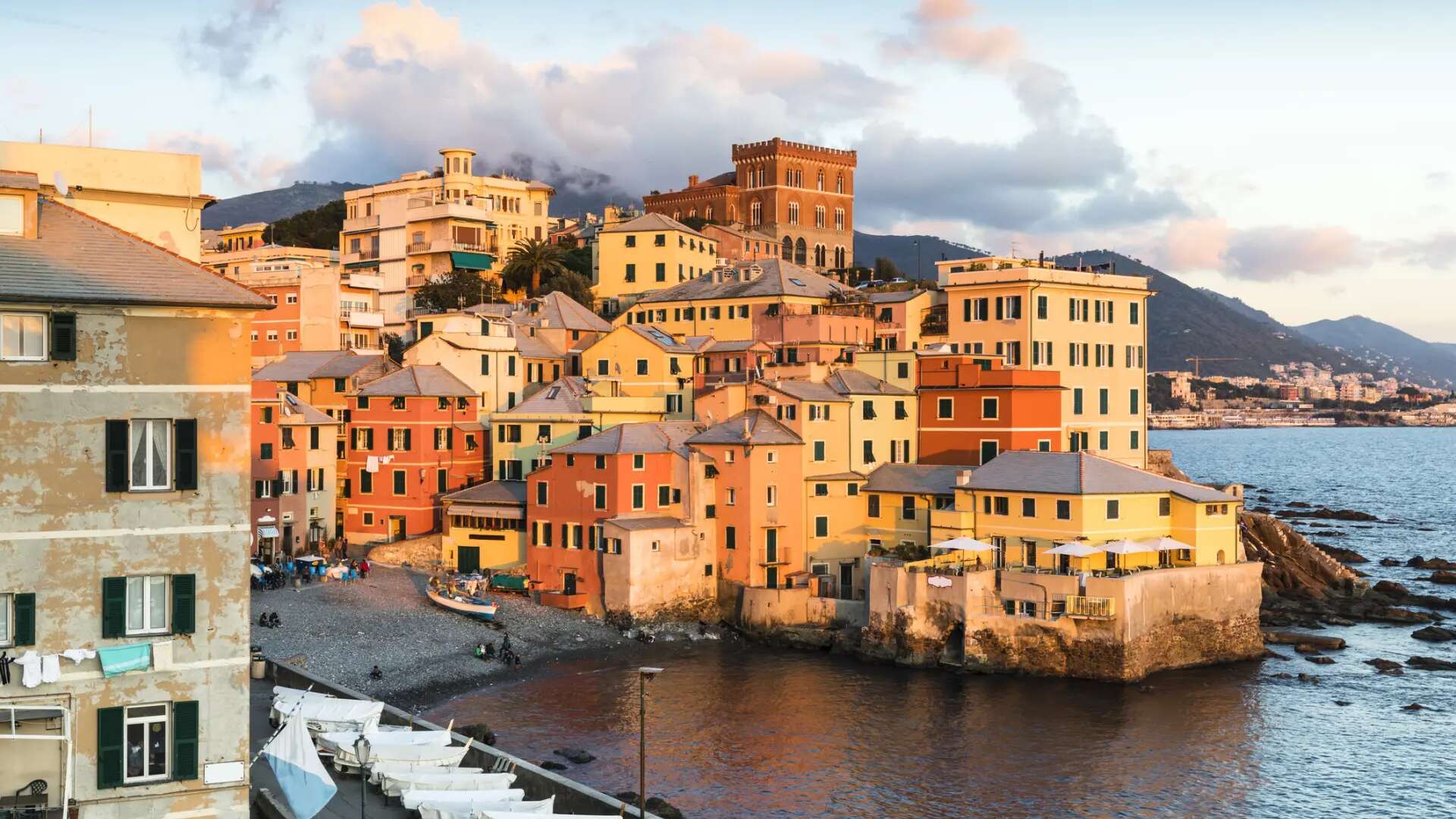 El colorido pueblo de Génova que recuerda a Cinque Terre y fue fundado por pescadores españoles