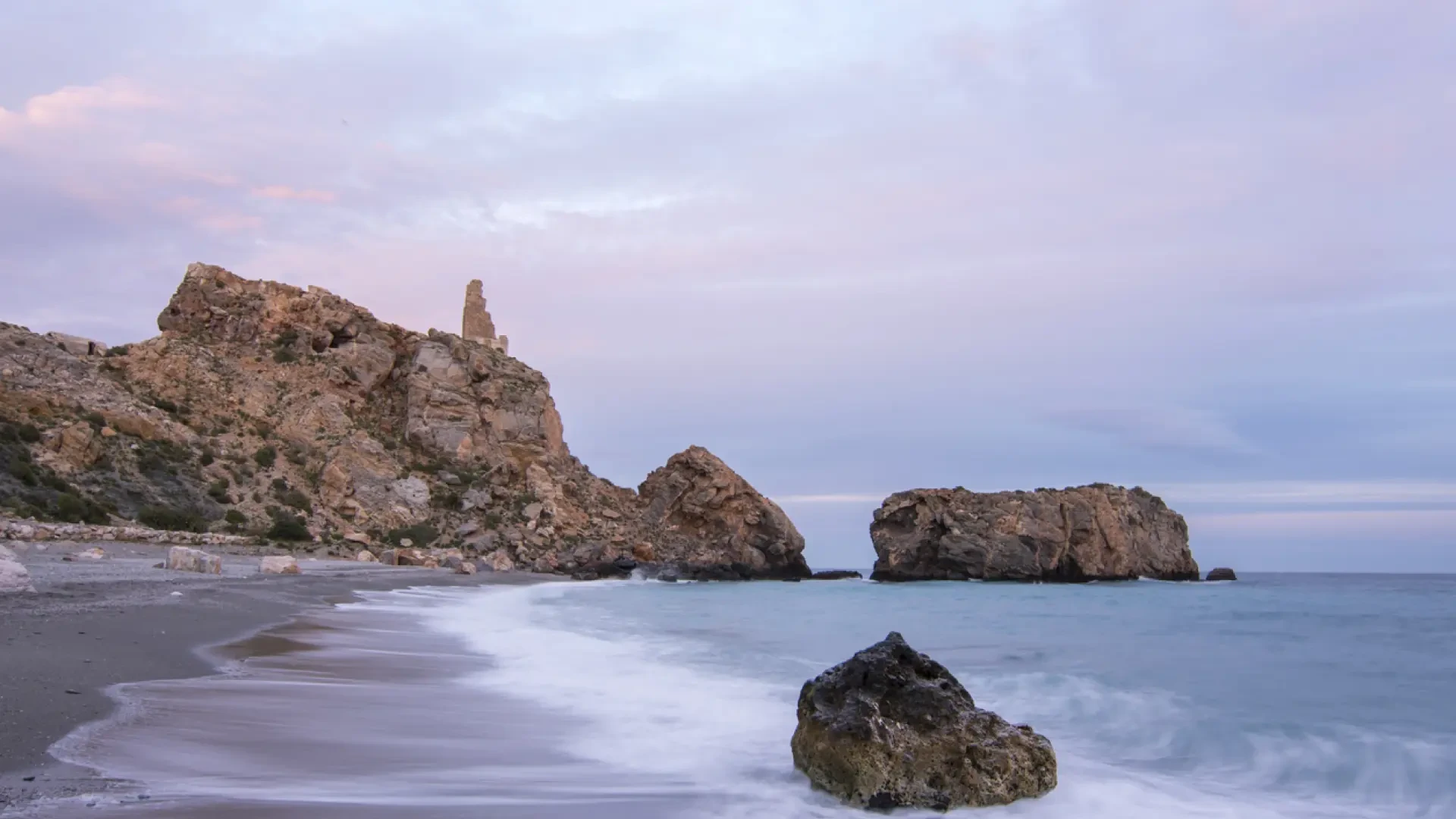 Ni Calahonda ni La Herradura: la playa oculta de Granada en un paisaje casi virgen