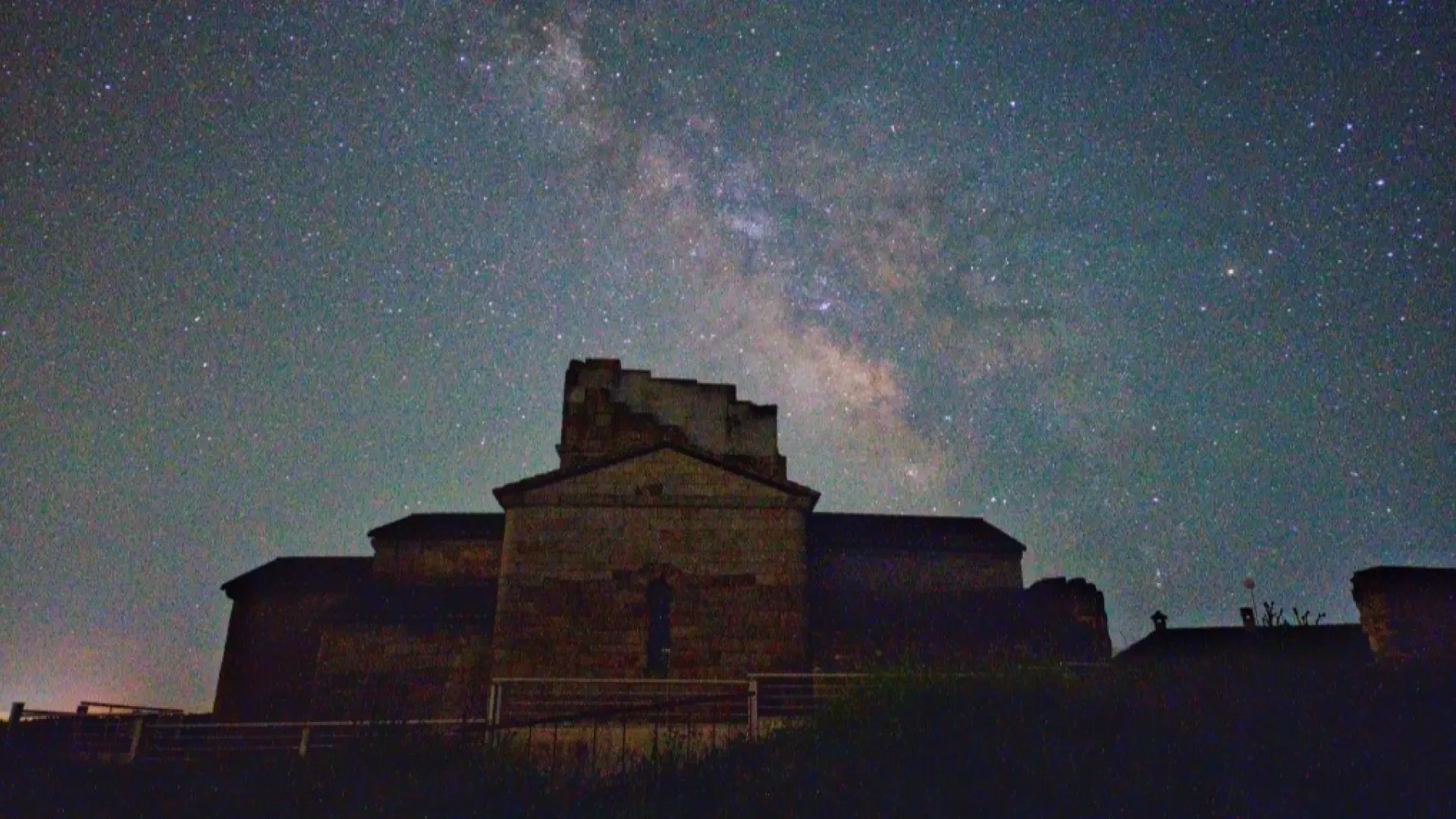 Explorar el universo solo con tu móvil: así puedes fotografiar el cielo nocturno como un profesional