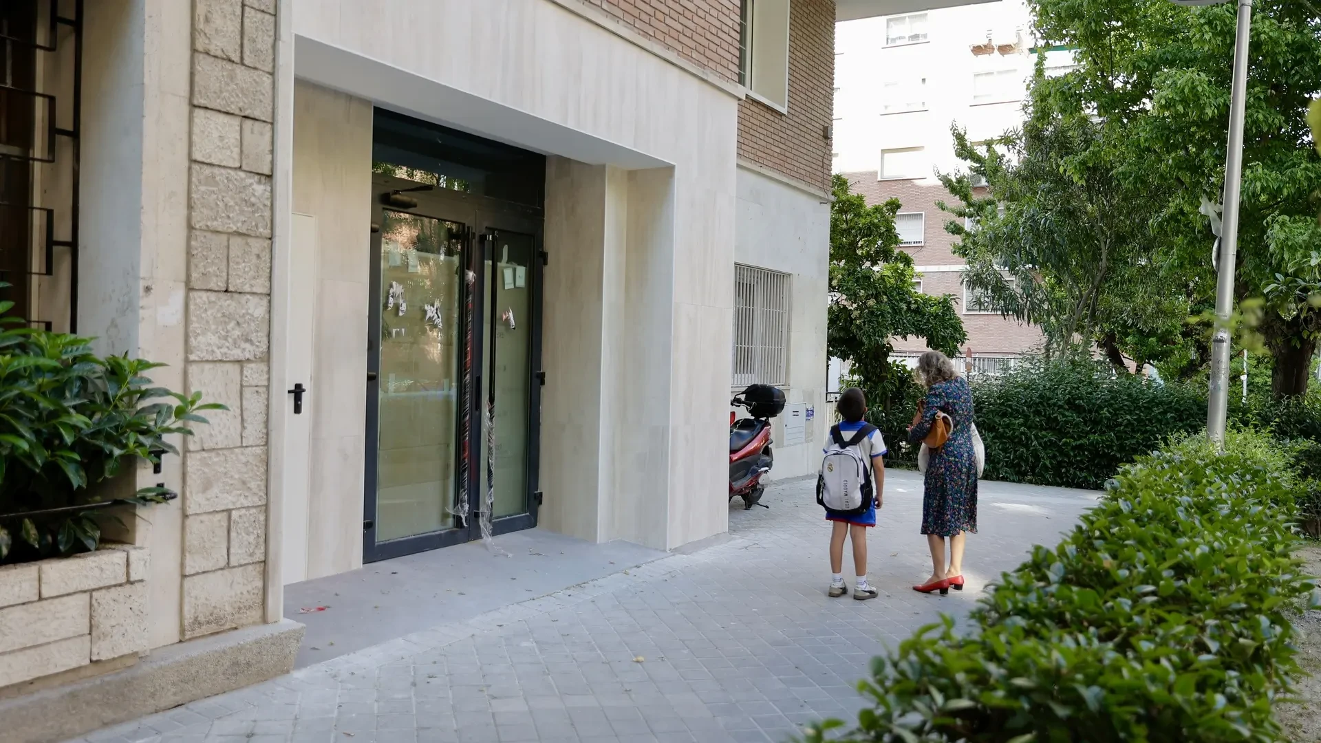 Carabante se reúne con vecinos de Parque de las Avenidas para detallarles el requerimiento enviado al hostal