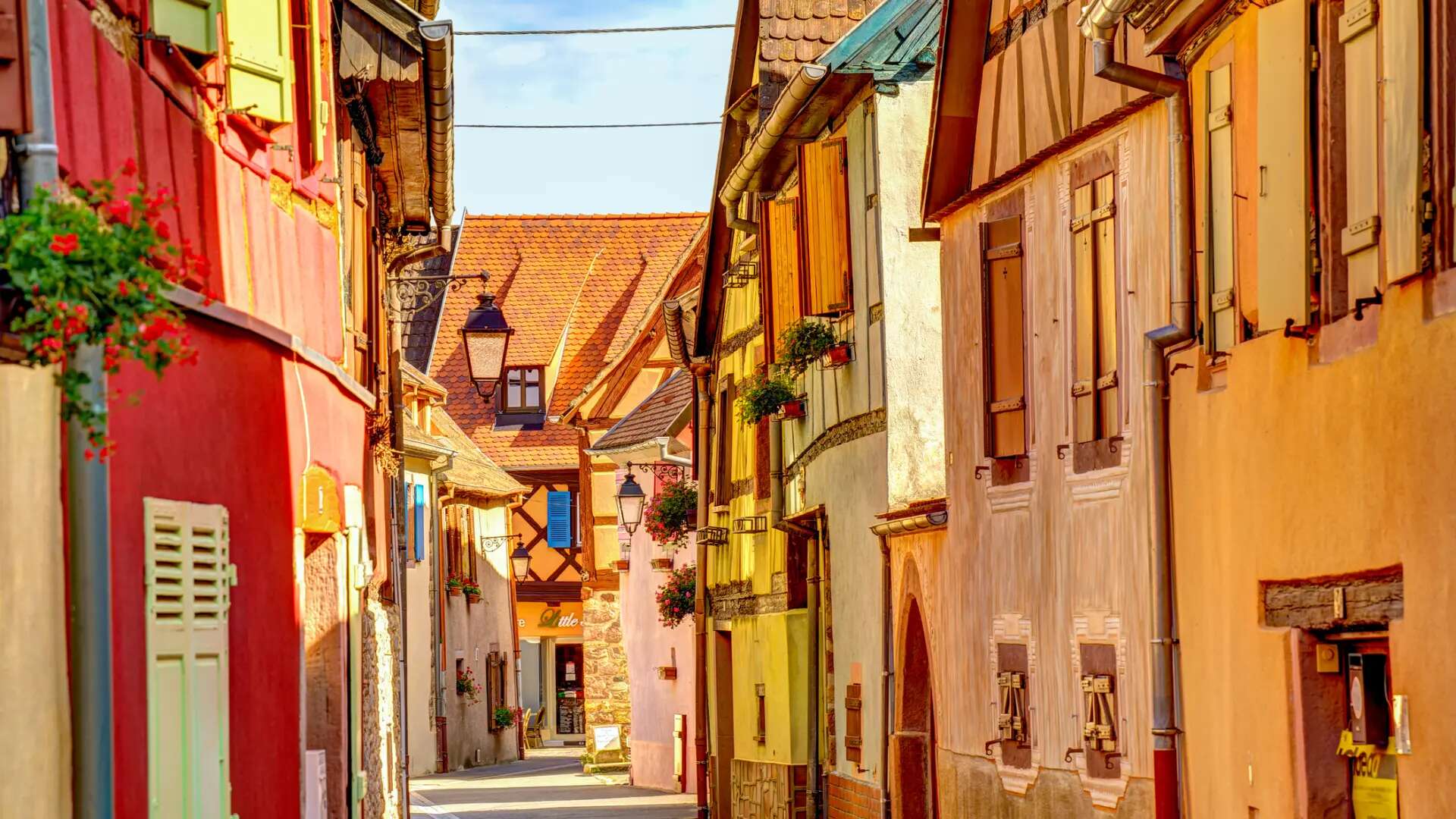 El desconocido pueblo francés en la ruta del vino de la Alsacia que tiene color por todas partes