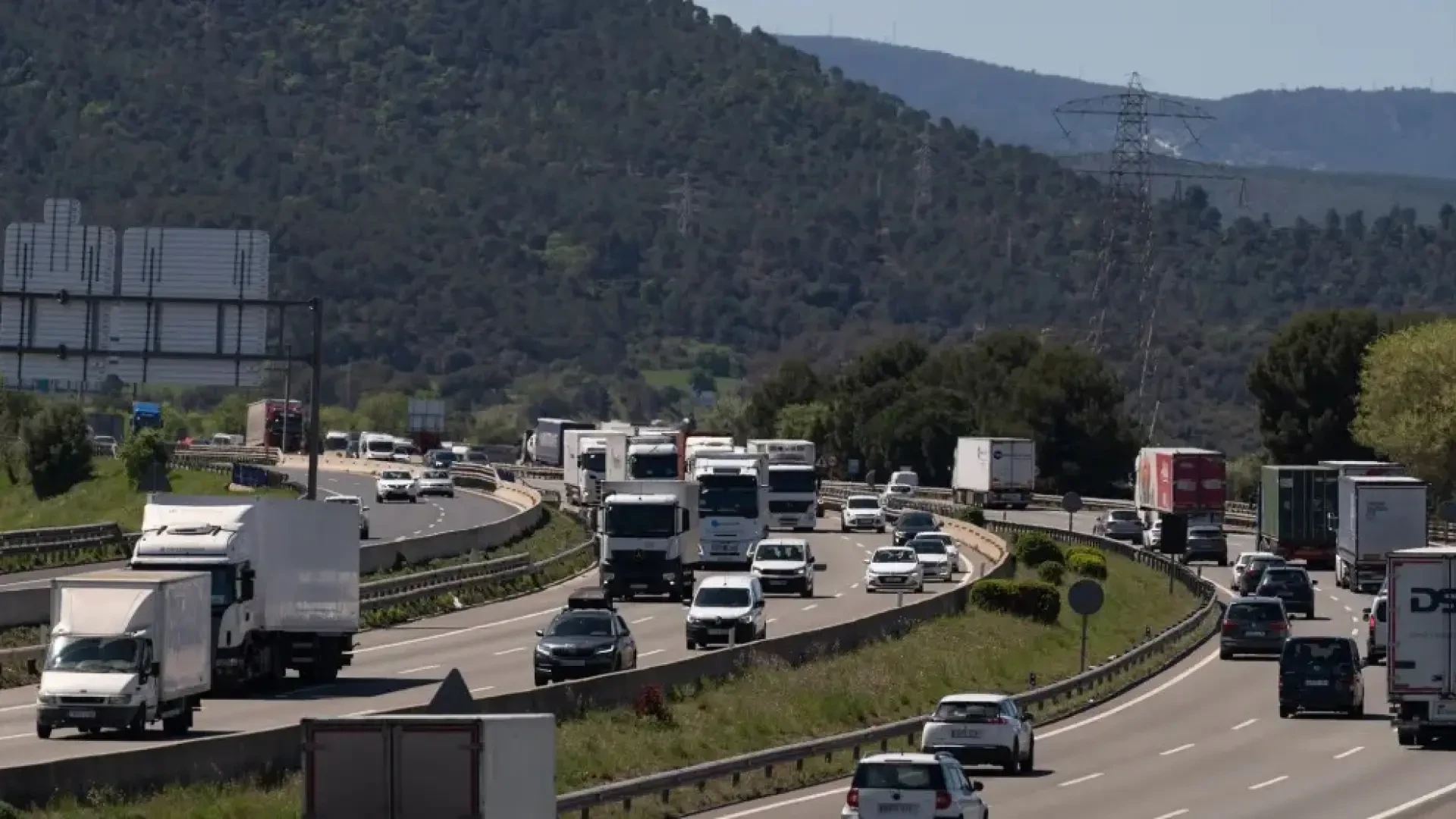 Mínimo dos por coche y un euro diario por circular: las reglas que propone la DGT