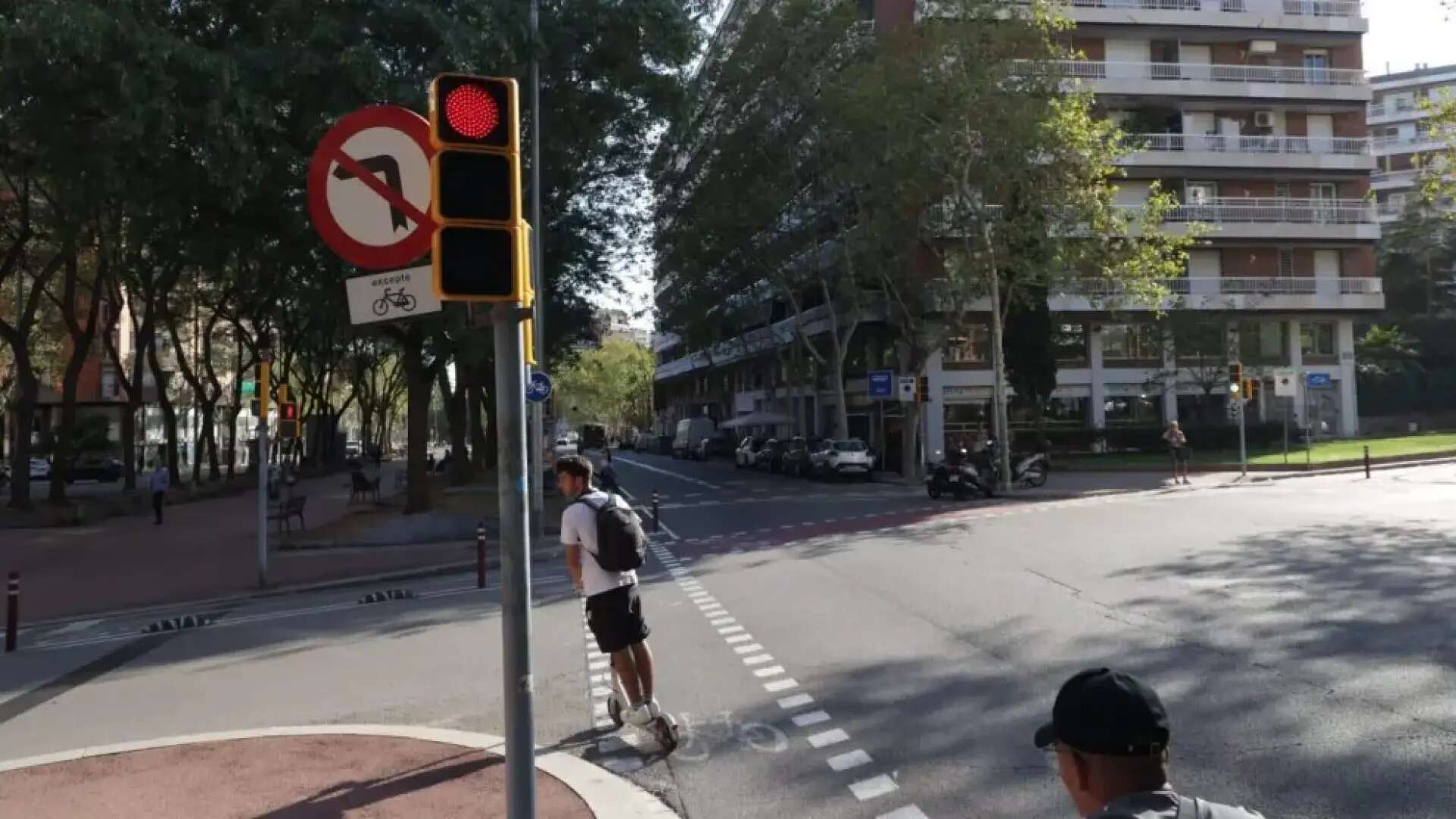 Barcelona obligará a llevar casco a los patinetes y prohibirá a las motos aparcar en la acera frente a colegios y hospitales