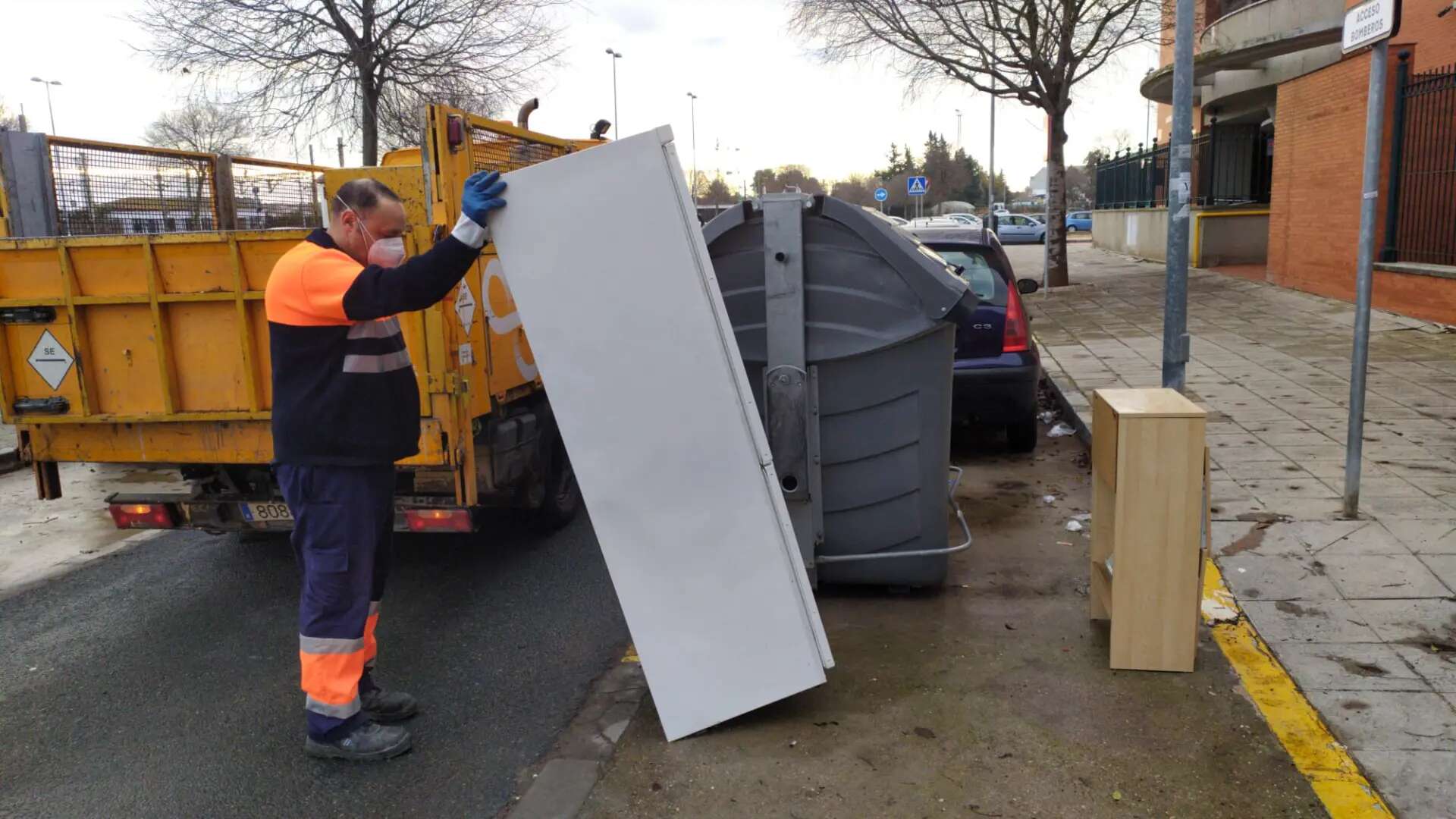 Lipasam recoge más de 8.700 toneladas de muebles en seis meses, el 95% abandonados ilegalmente en la calle