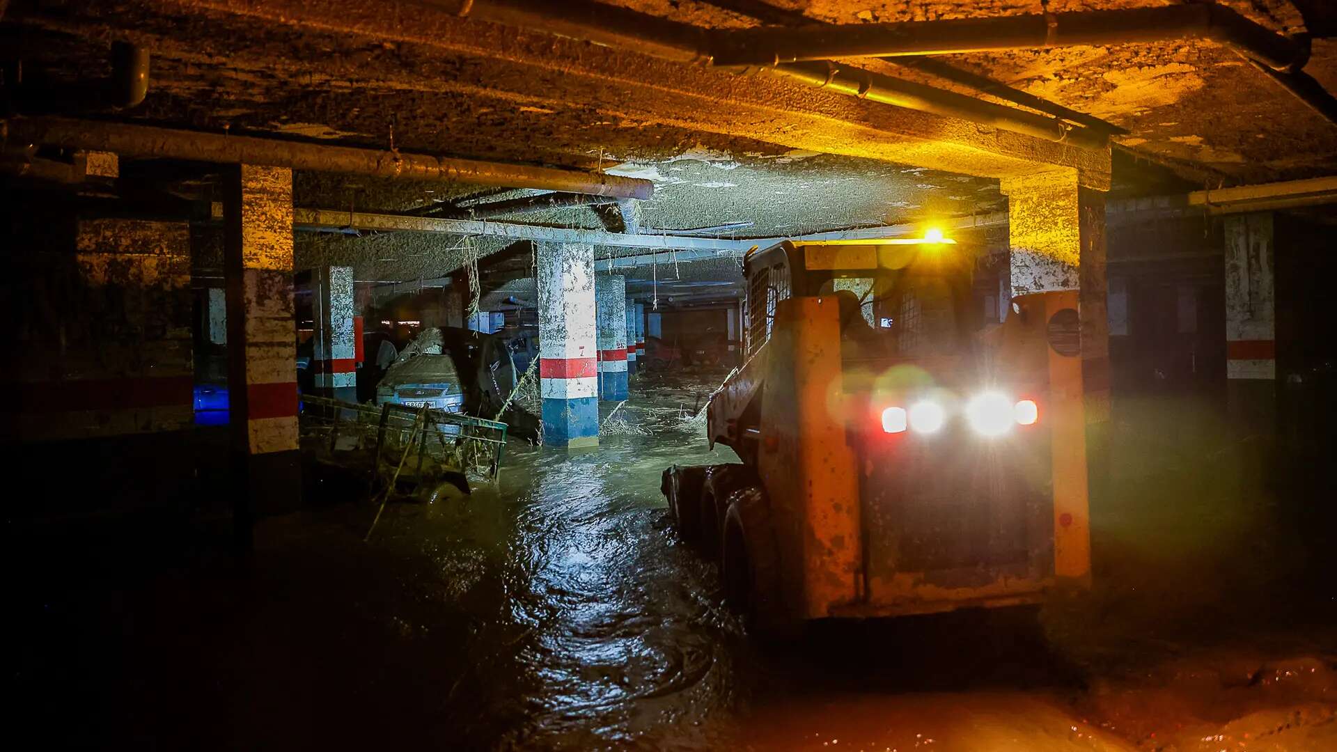 Dentro de los garajes inundados por la DANA, un peligro que sobrecarga los edificios: 