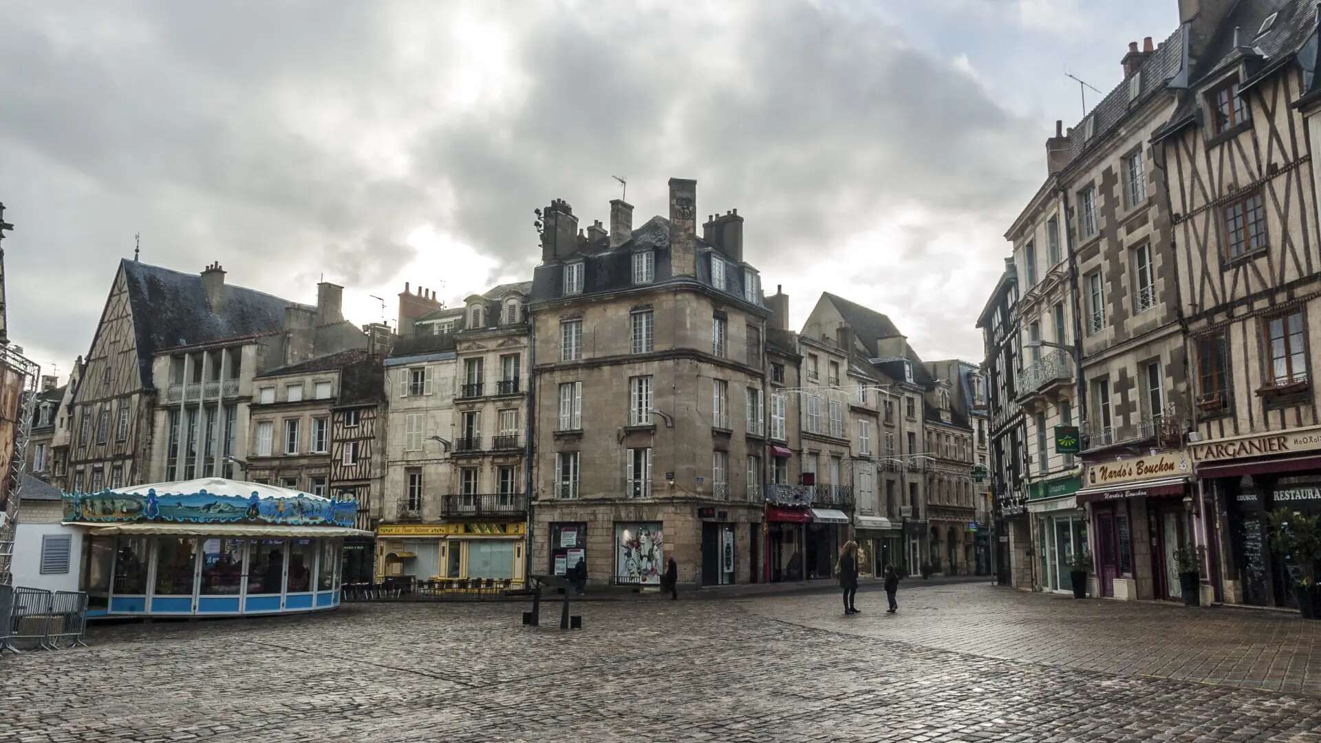 Cinco heridos graves en tiroteo con cientos de implicados en ciudad francesa de Poitiers