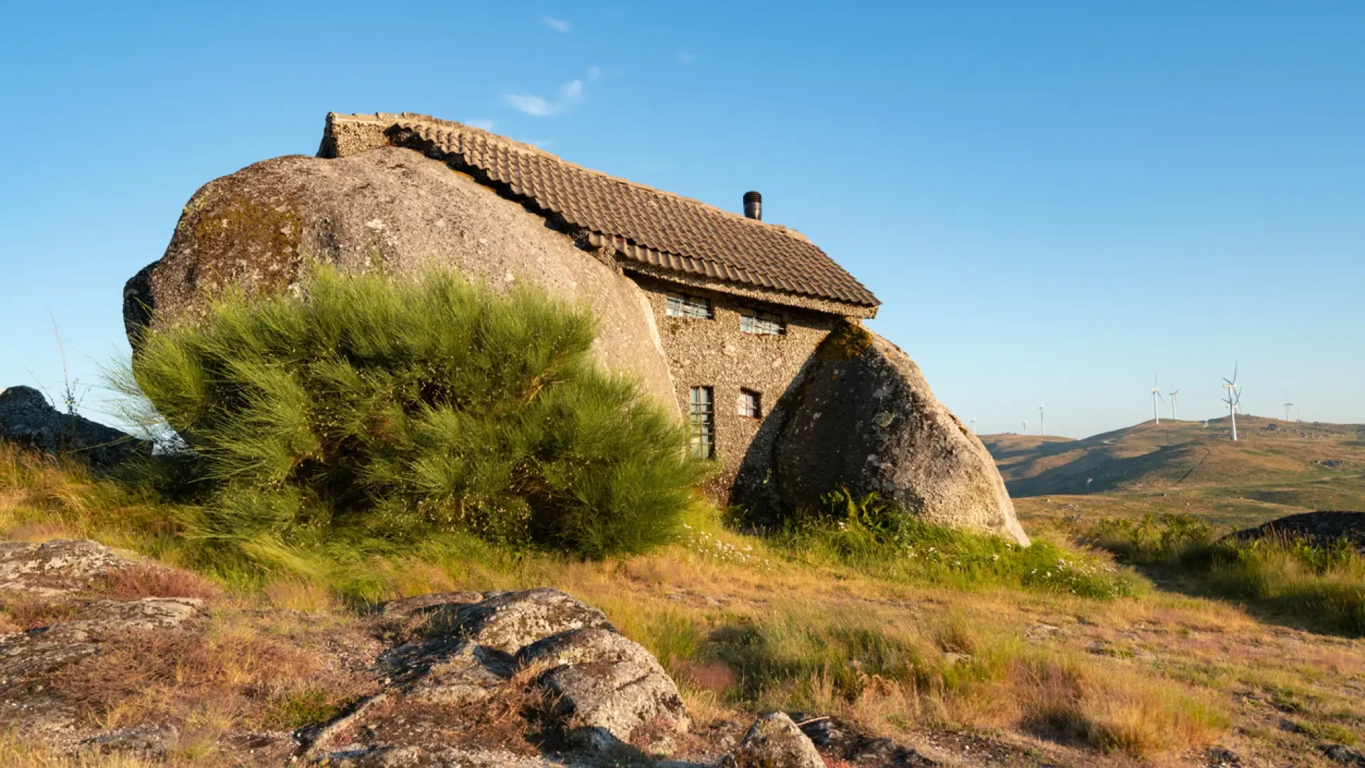 El pueblo que esconde la 'casa de 'Los Picapiedra': está cerca del lugar donde nació el primer rey de Portugal