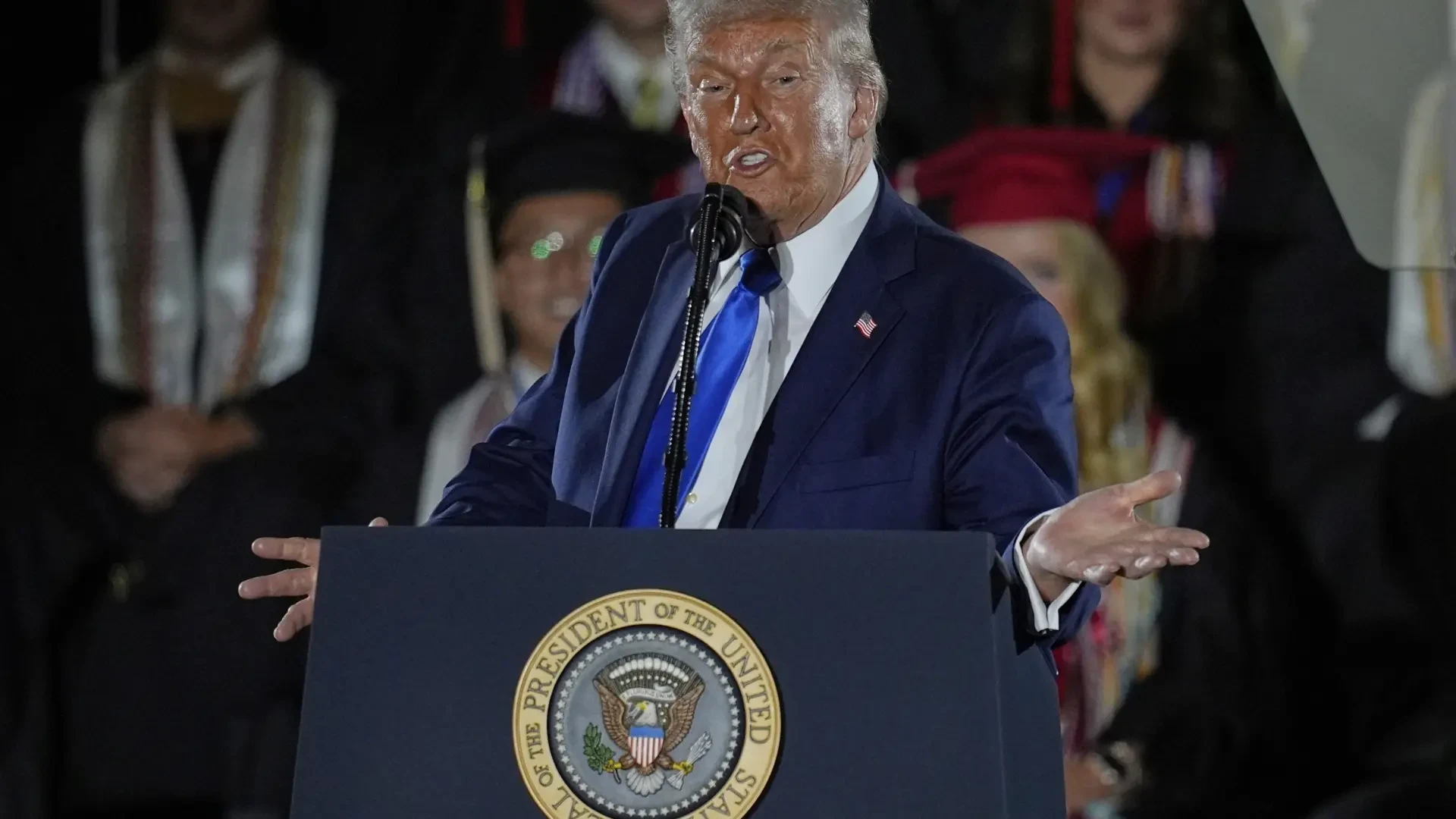 Trump en medio de un discurso dice que los magnates de internet ahora le 