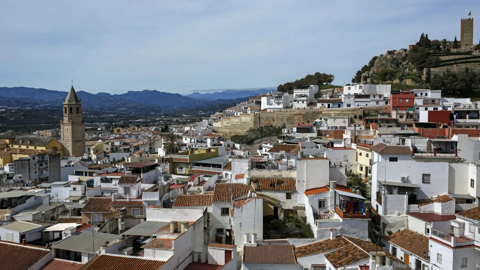 El pueblo de Málaga que ha convertido su núcleo histórico en una oda al amor con el rincón del beso