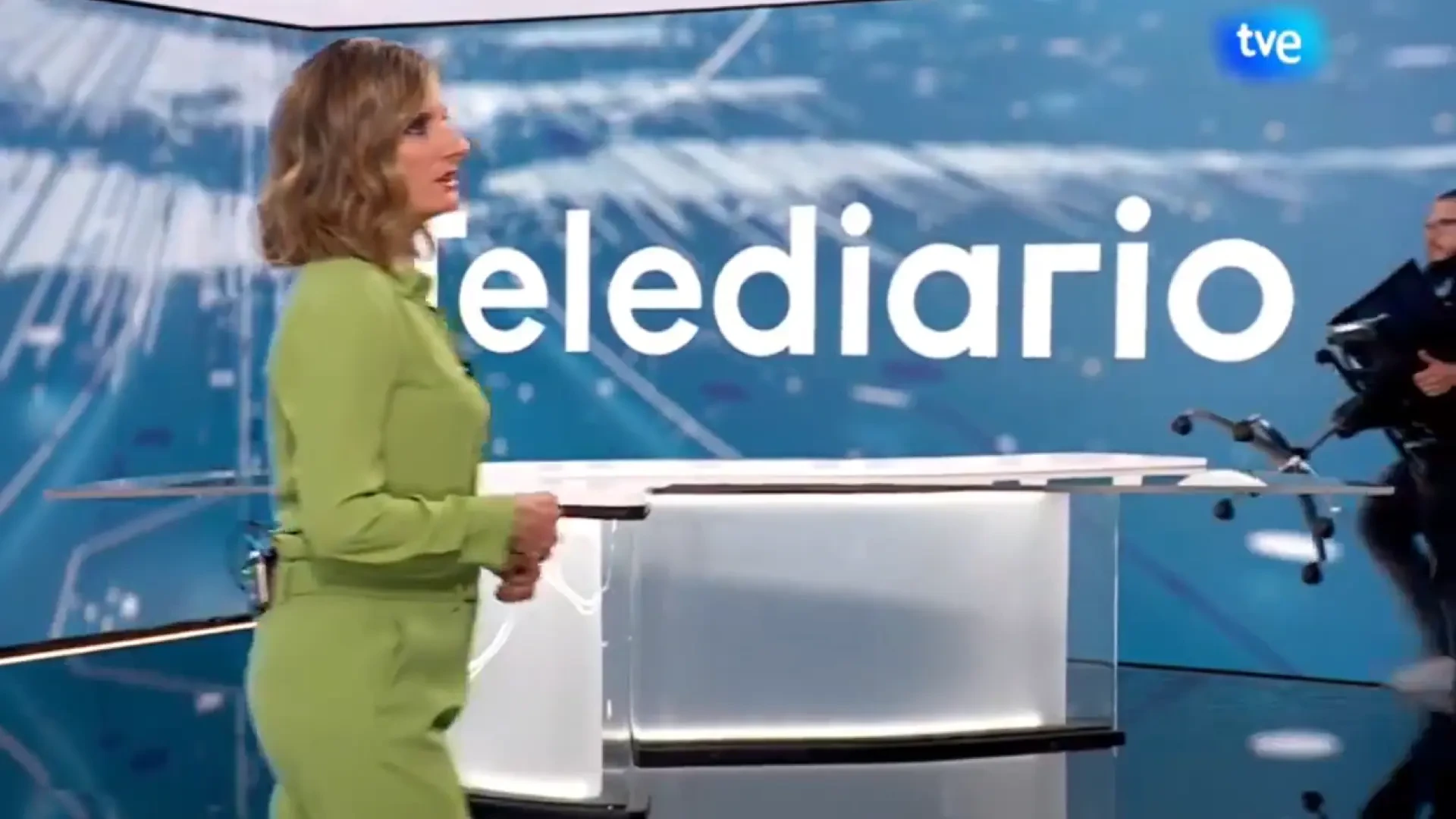 Un fallo en el telediario de La 1 permite ver cómo se hace la tele por dentro: técnicos poniendo sillas, reporteras prevenidas...