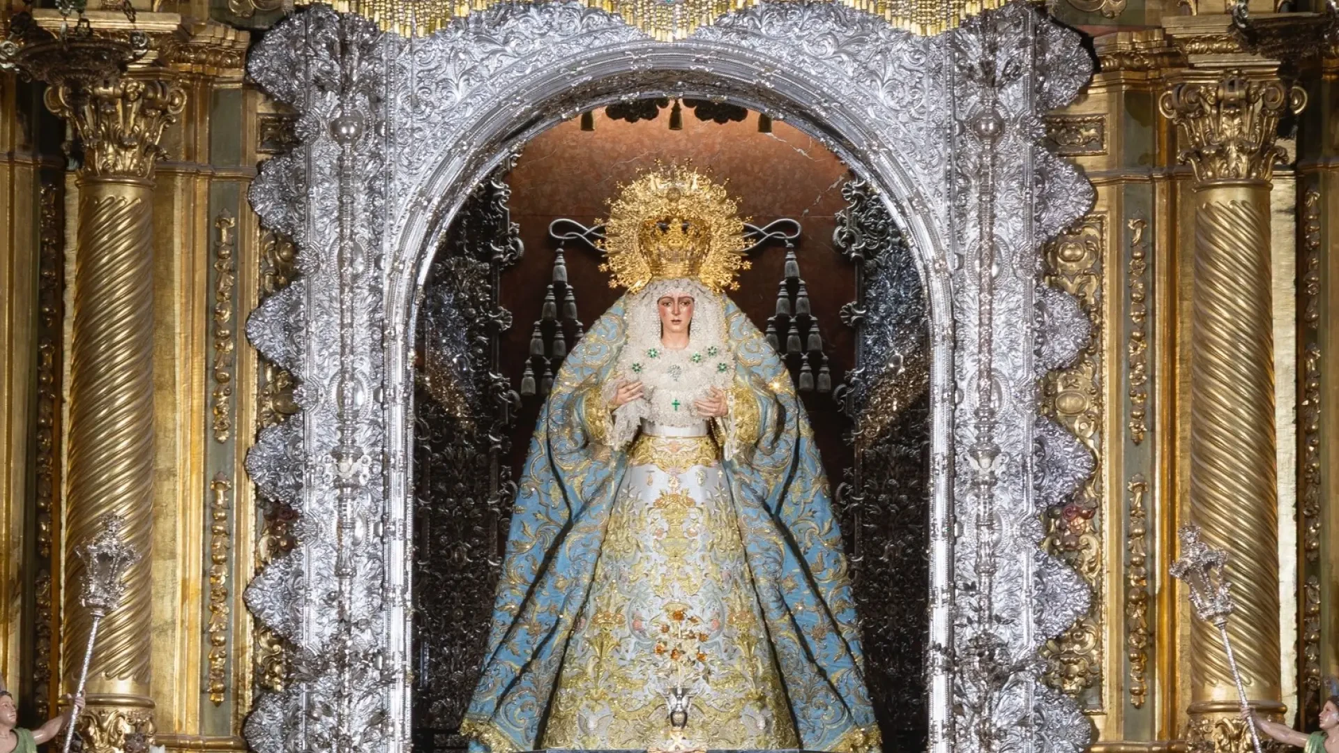 La Macarena vuelve al altar mayor de su Basílica tras someterse a los análisis del IAPH