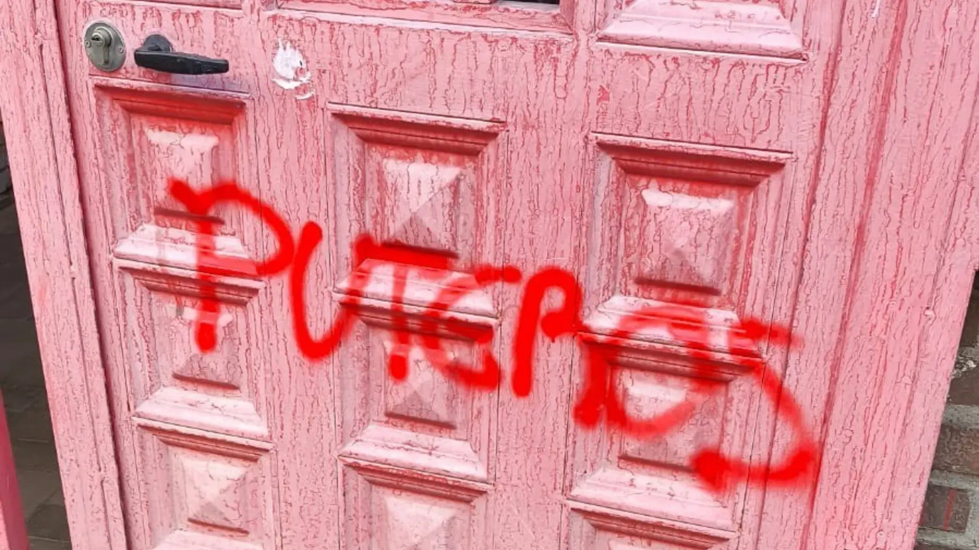 Vandalizan la sede del PSOE en Leganés con una pintada que les llama 