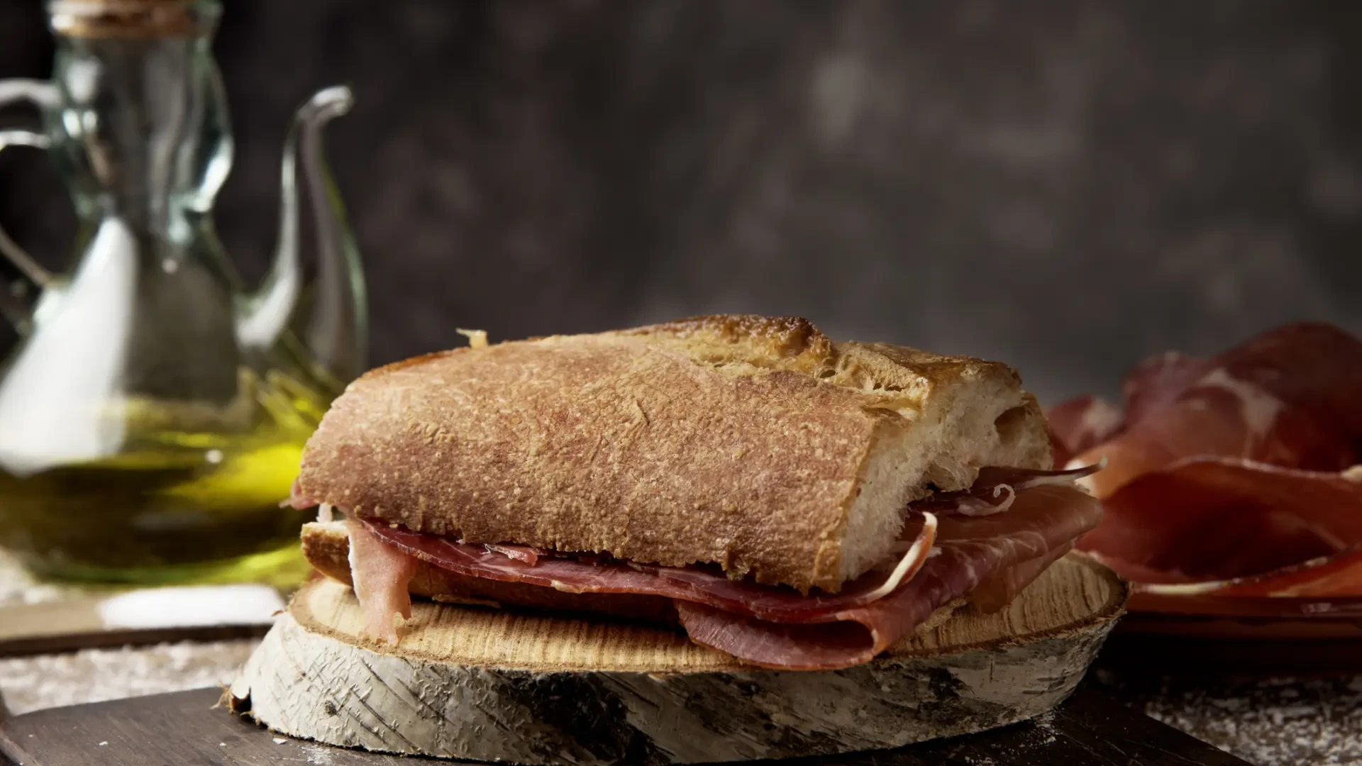 Si visitas este pueblo de Badajoz, debes comer en este local el mejor montado ibérico caliente