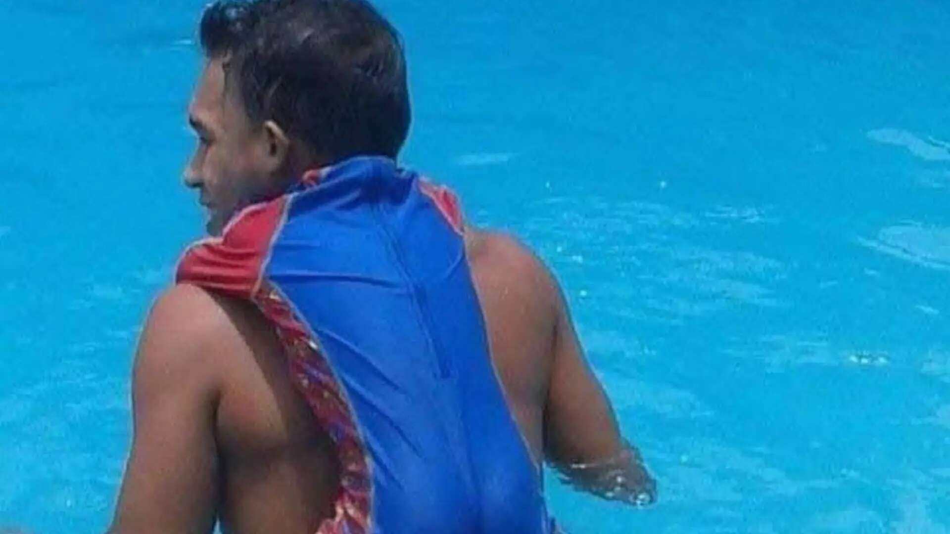 La ilusión óptica de un padre y su hijo en la piscina que desconcierta a internet: 