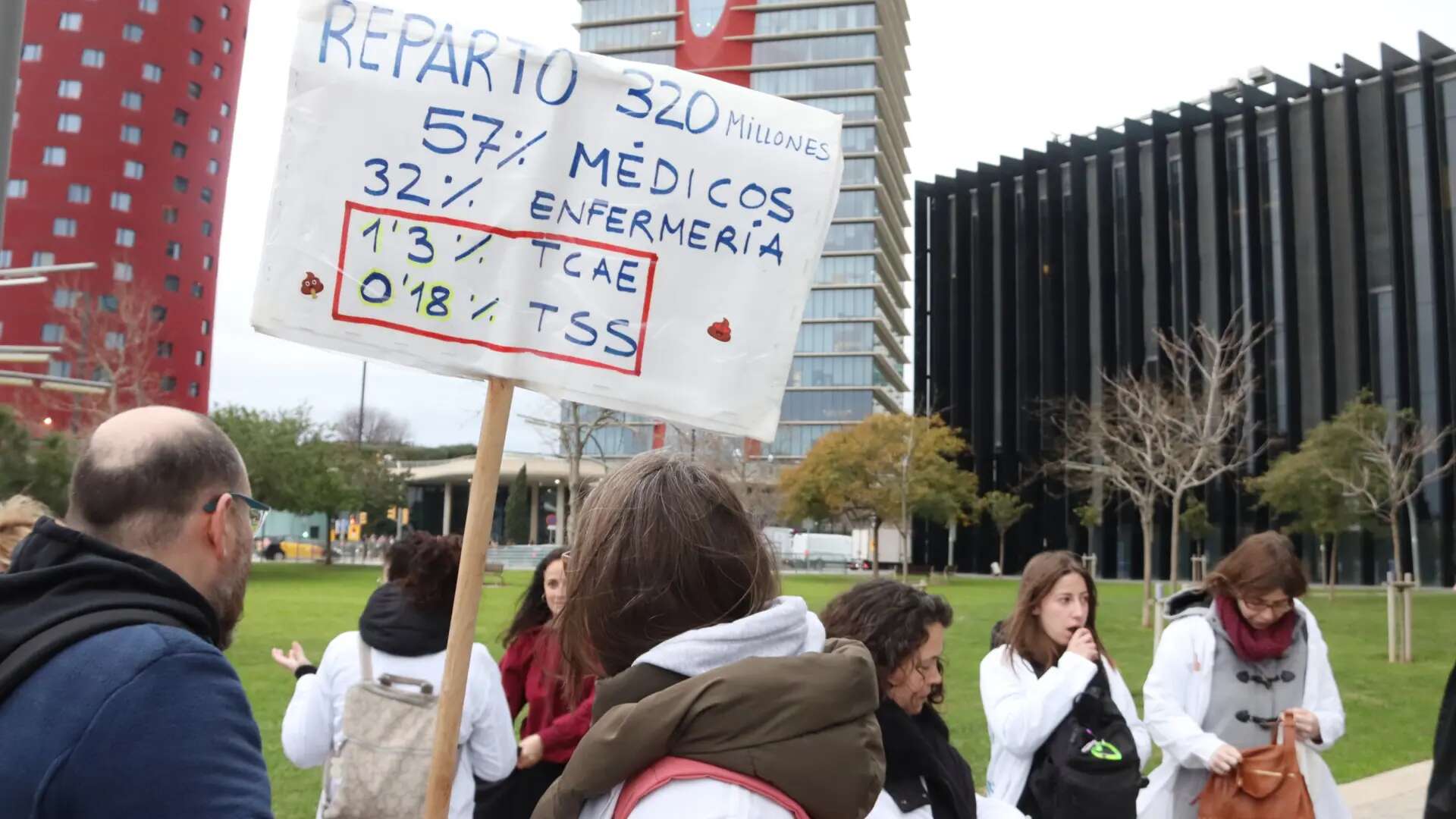 Un centenar de técnicos sanitarios protestan a las puertas del MWC en la primera jornada de huelga: 