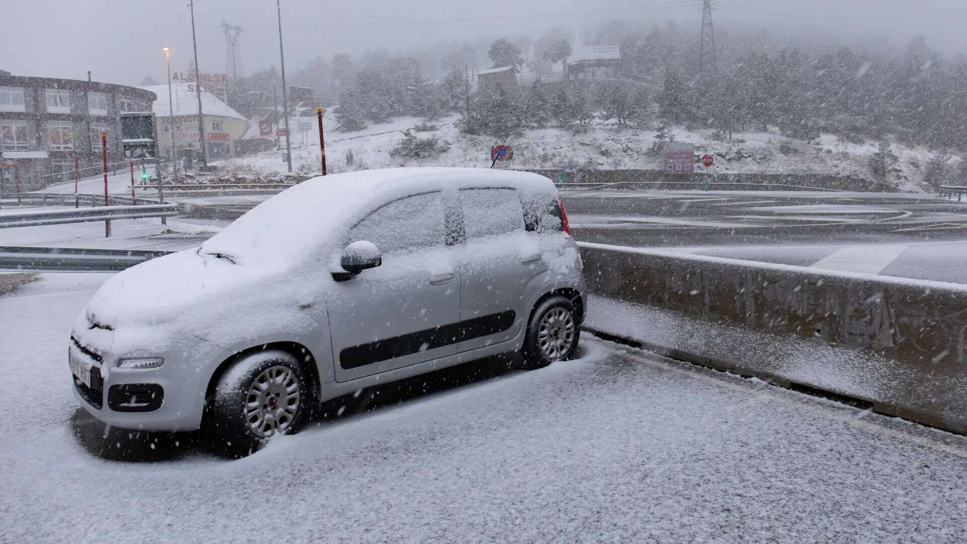 La nieve dificulta la circulación en Madrid: cortado el puerto de Navafría, cadenas en la M-611...