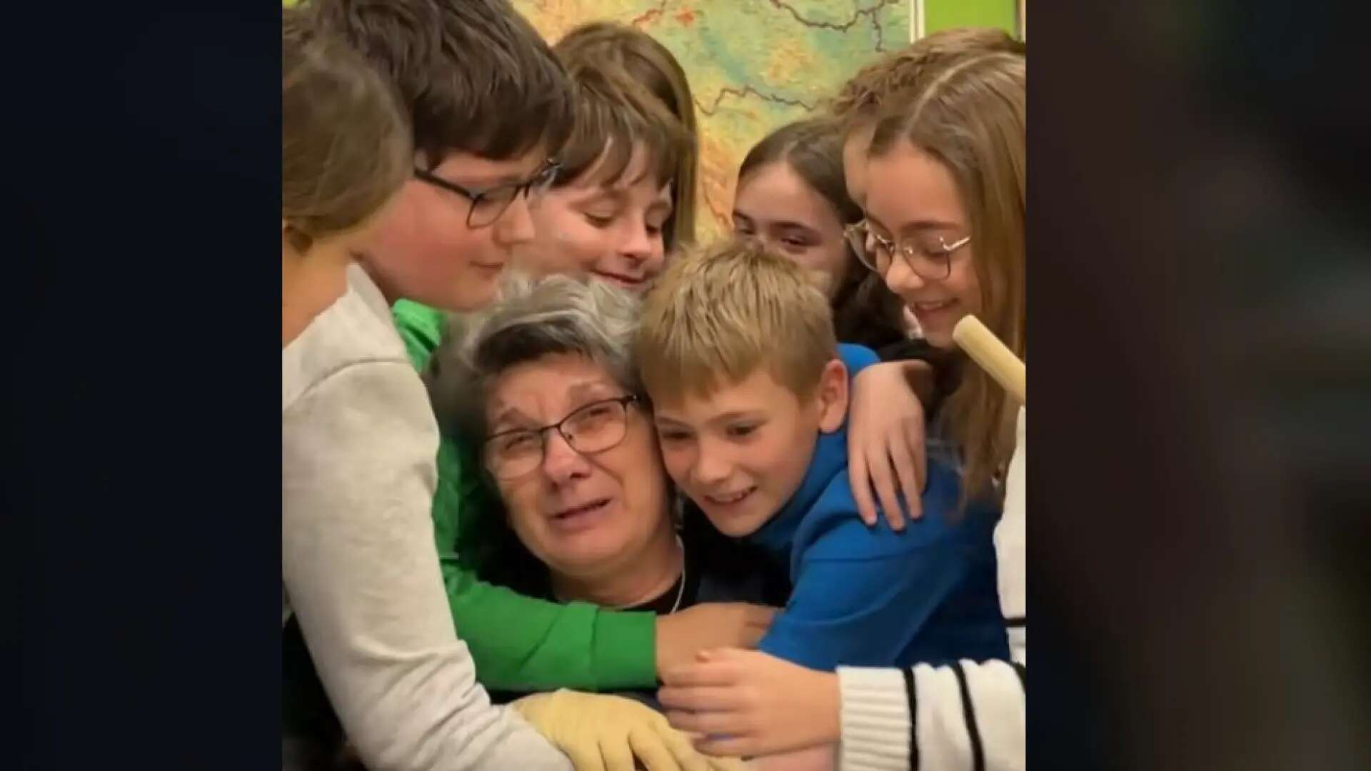 El bonito homenaje de unos alumnos por la jubilación de una de las limpiadoras del colegio