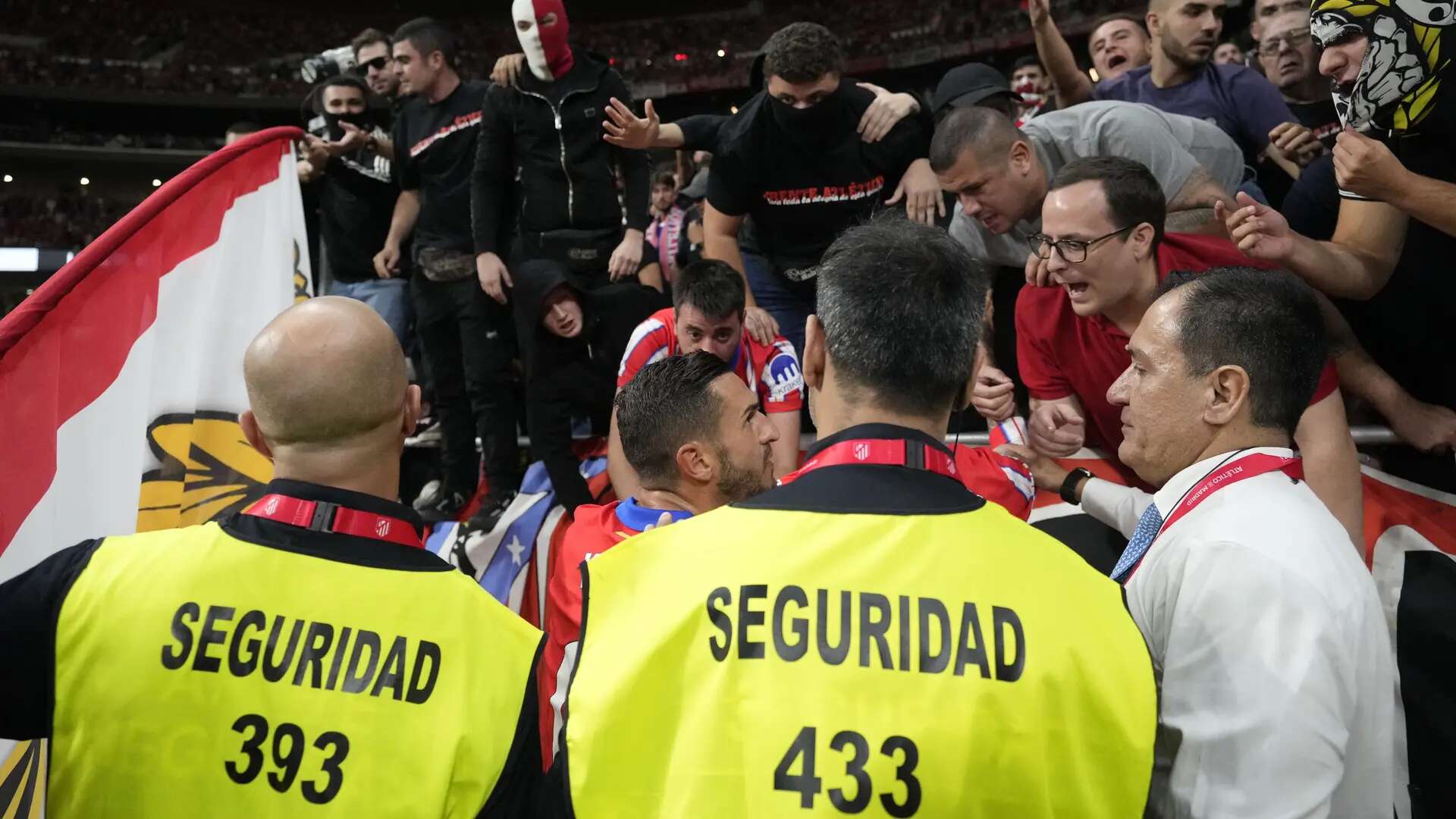 La policía intervino una navaja en el Metropolitano a uno de los ultras que antes había lanzado un mechero