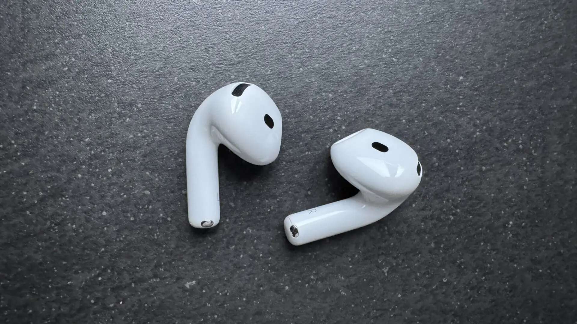 Mejor no rompas tus AirPods 4: comprueban al desmontarlos que es imposible repararlos