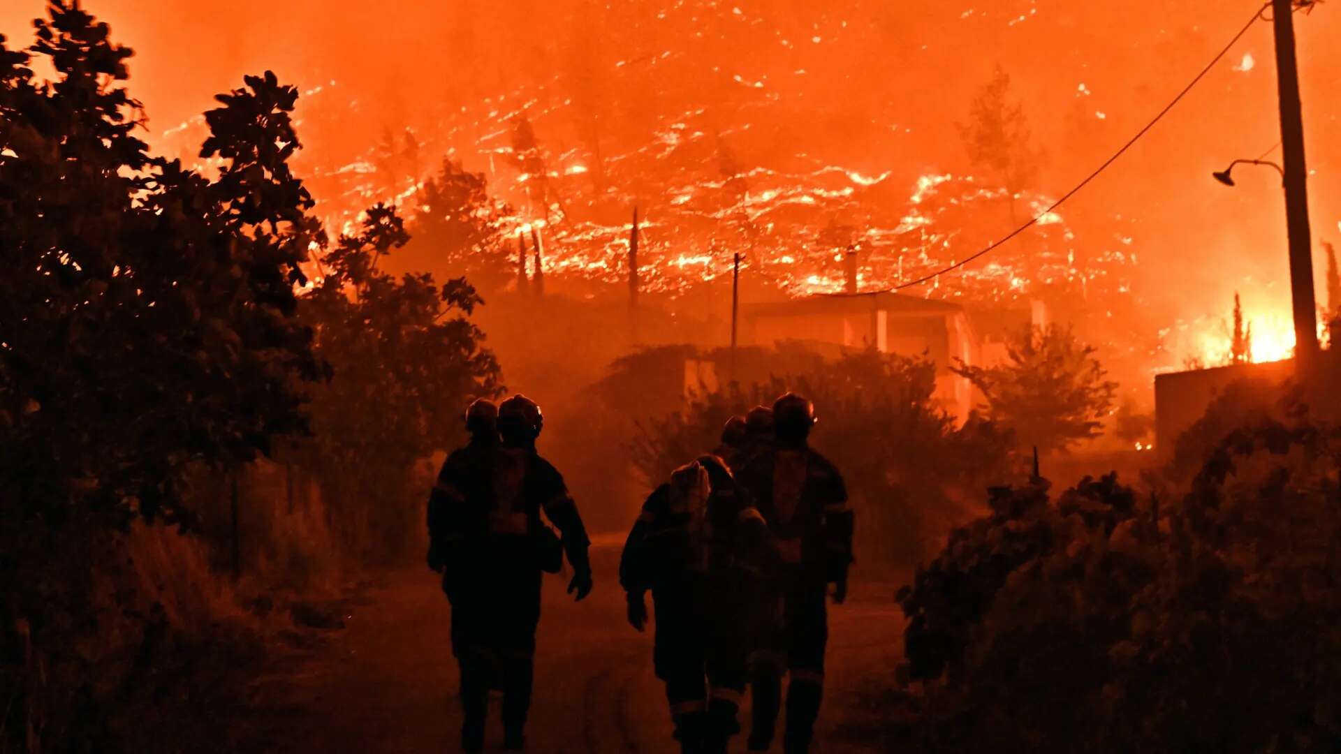 Dos muertos y 2.000 personas evacuadas por un gran incendio forestal en el sur de Grecia