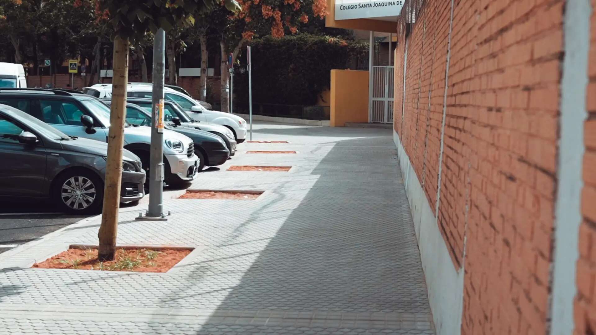 El Ayuntamiento reurbaniza la calle Santa Joaquina de Vedruna para facilitar el acceso peatonal al colegio