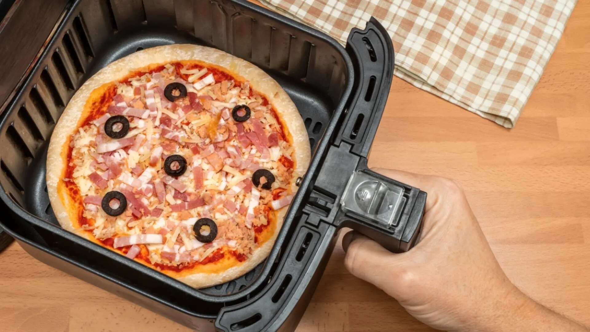 Cómo hacer una pizza en la freidora de aire, un truco perfecto para cuando no quieres encender el horno