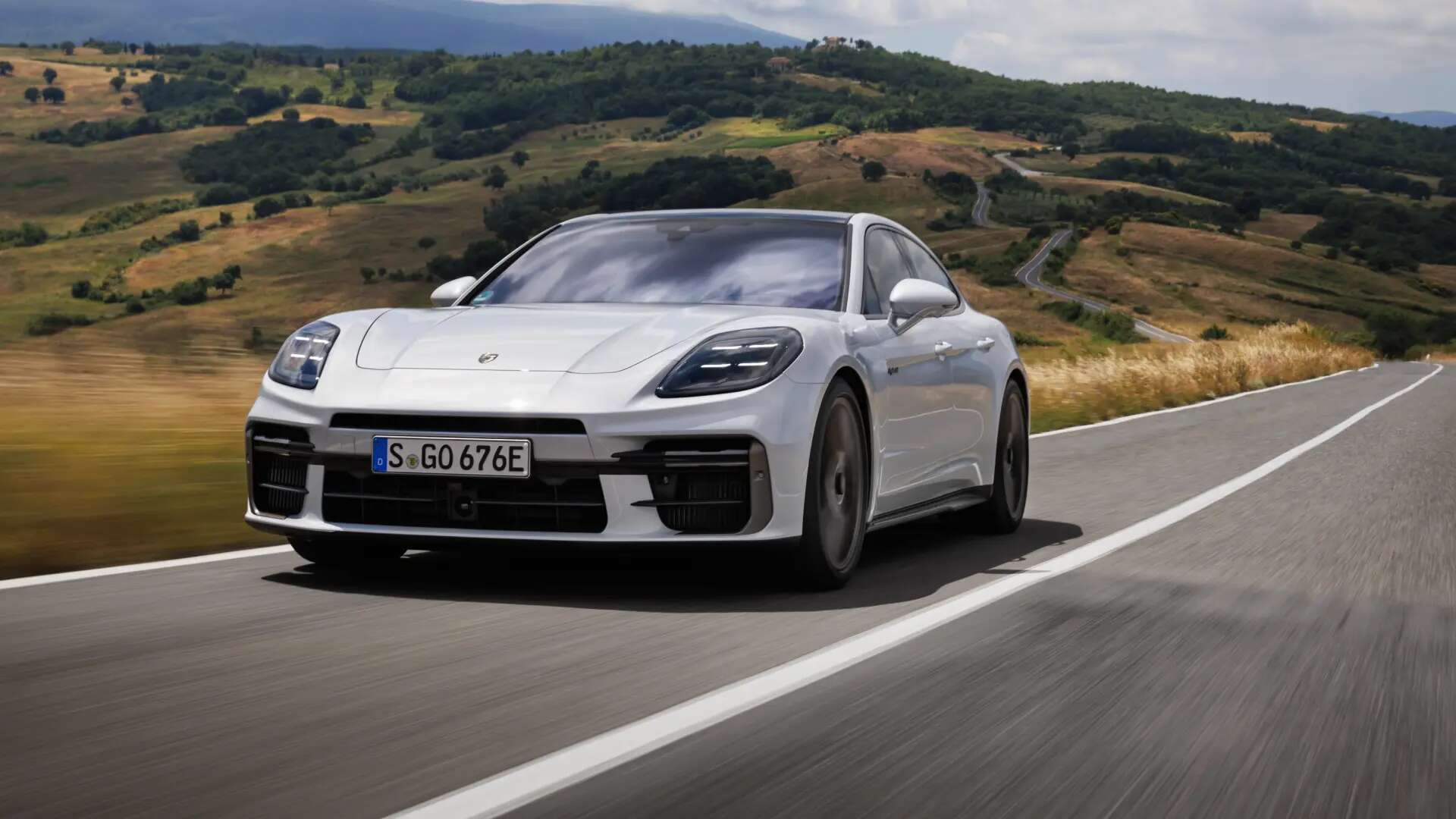 Al volante del Panamera Turbo E-Hybrid, la berlina de Porsche que vuela a ras del suelo