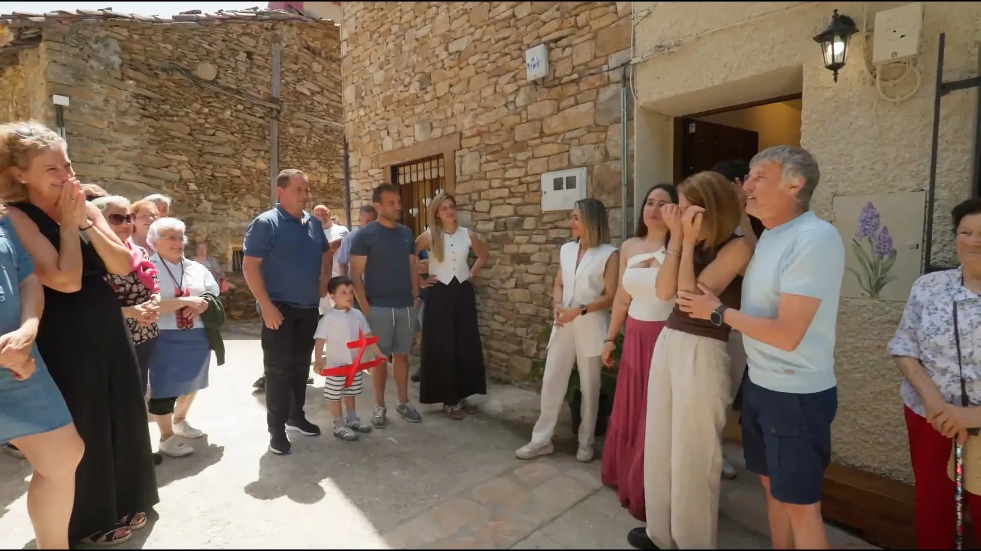 Jesús Calleja reforma la minúscula casa de una mujer que cuida ancianos en un pueblo de Madrid