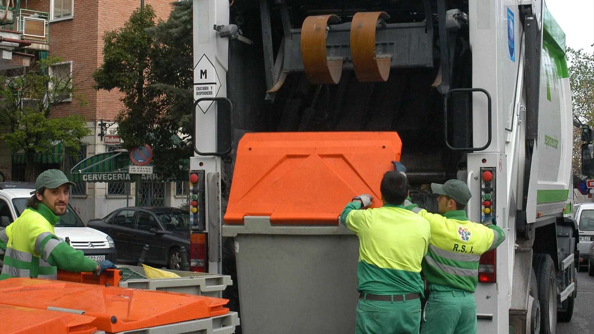 Los municipios madrileños piden al Gobierno que la tasa de basuras no sea obligatoria