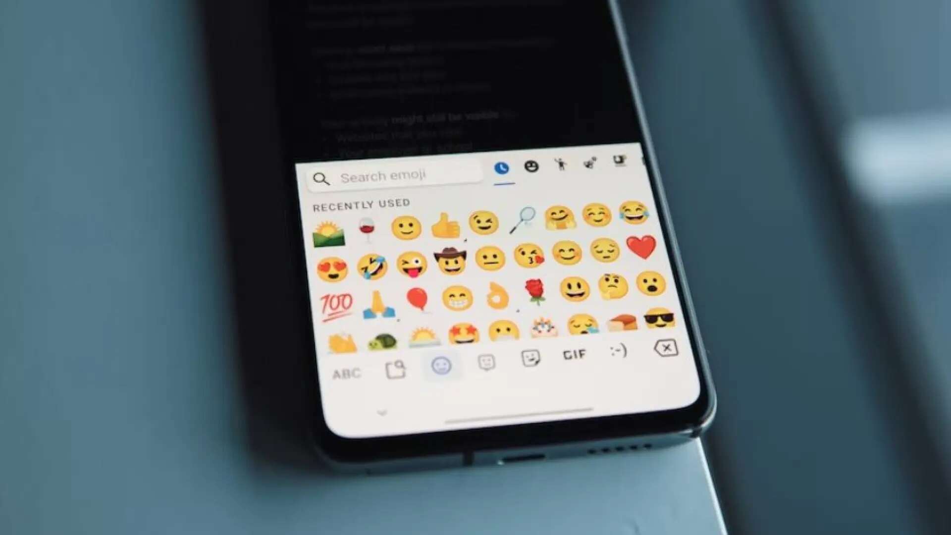 WhatsApp: cinco emojis que utilizas a diario en España y tienen un significado distinto al original