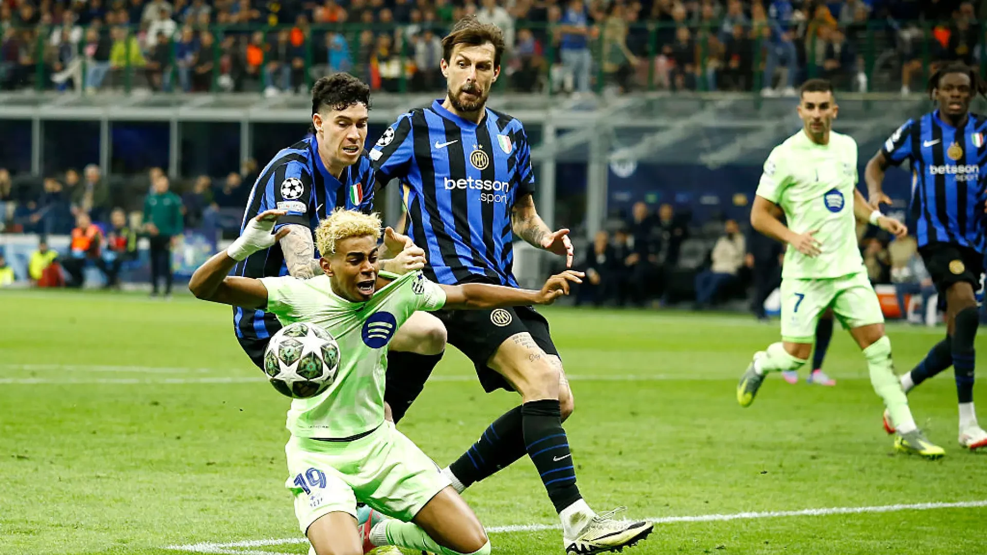 Las jugadas polémicas que hacen estallar al Barça: una posible mano de Acerbi, el penalti a Lamine Yamal...