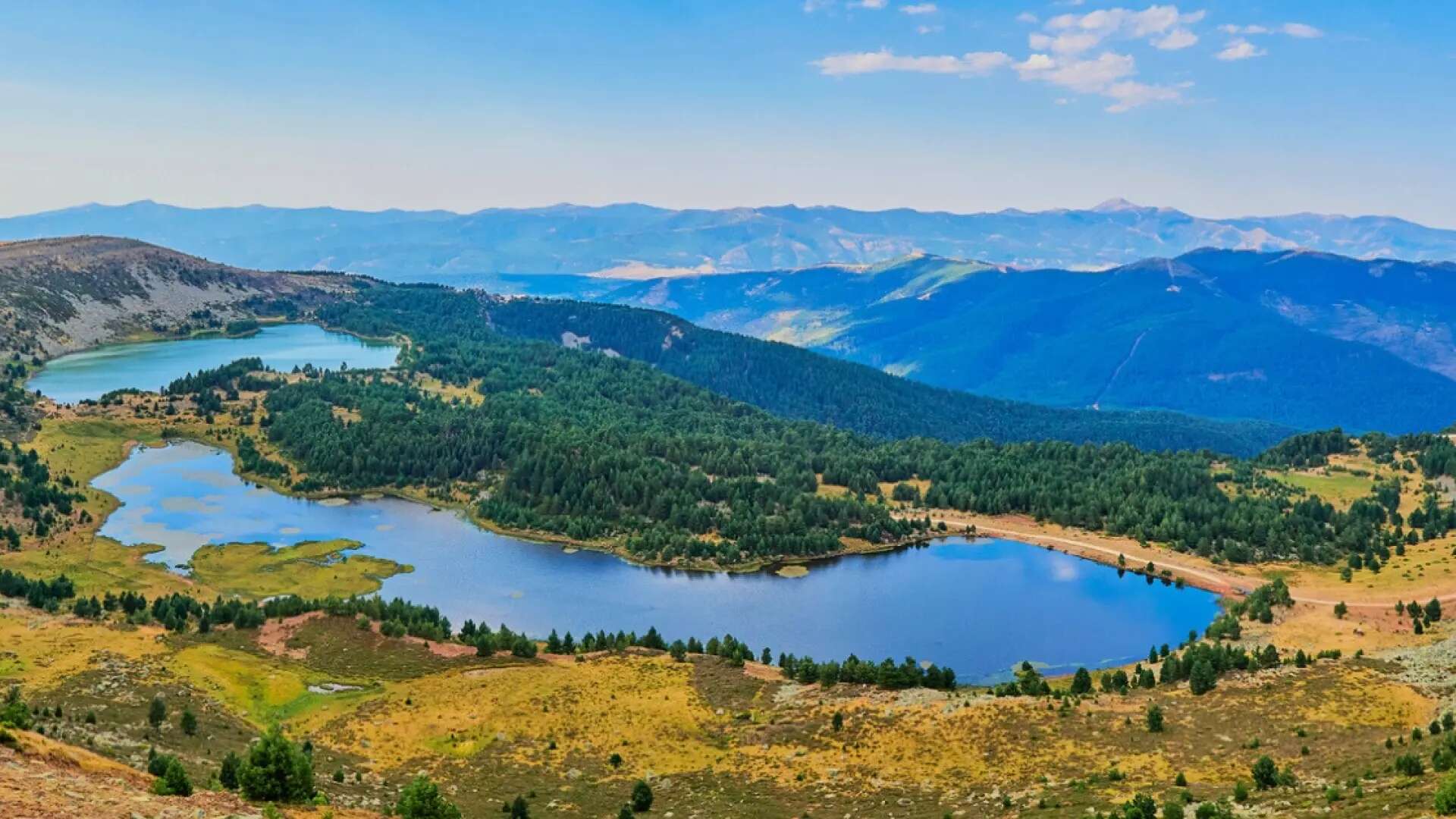 Una ruta de senderismo en Burgos entre cascadas, cuevas y lagunas glaciares