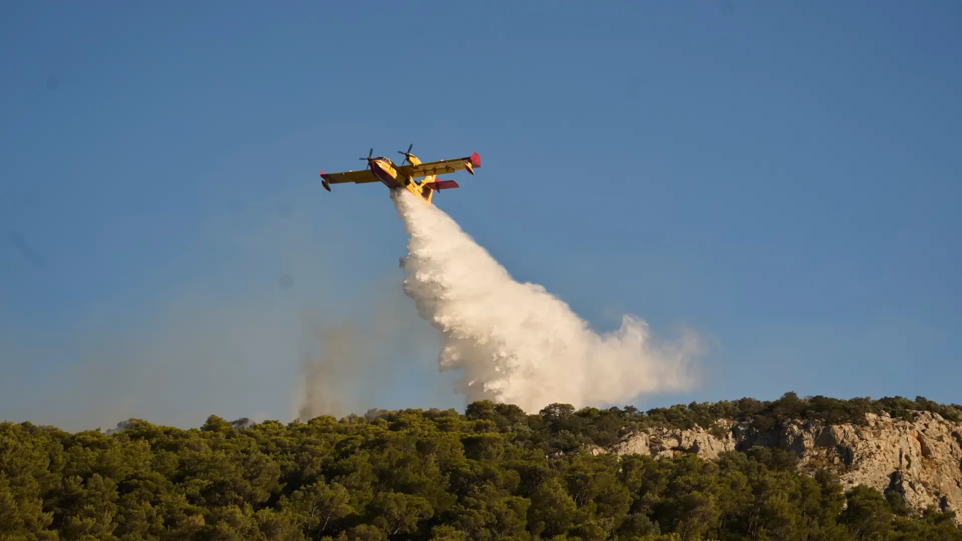 Un nuevo incendio cerca de Atenas obliga a ordenar evacuar tres poblaciones 