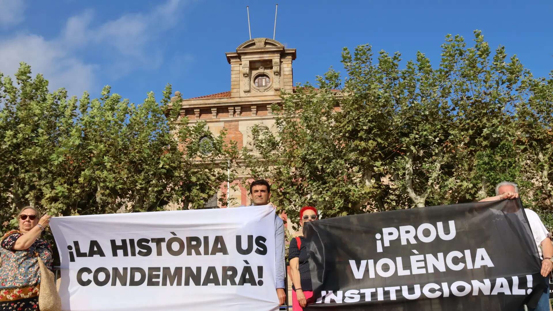 La Abadía de Montserrat recibe la Medalla de Honor del Parlament entre las protestas de las víctimas de abusos sexuales