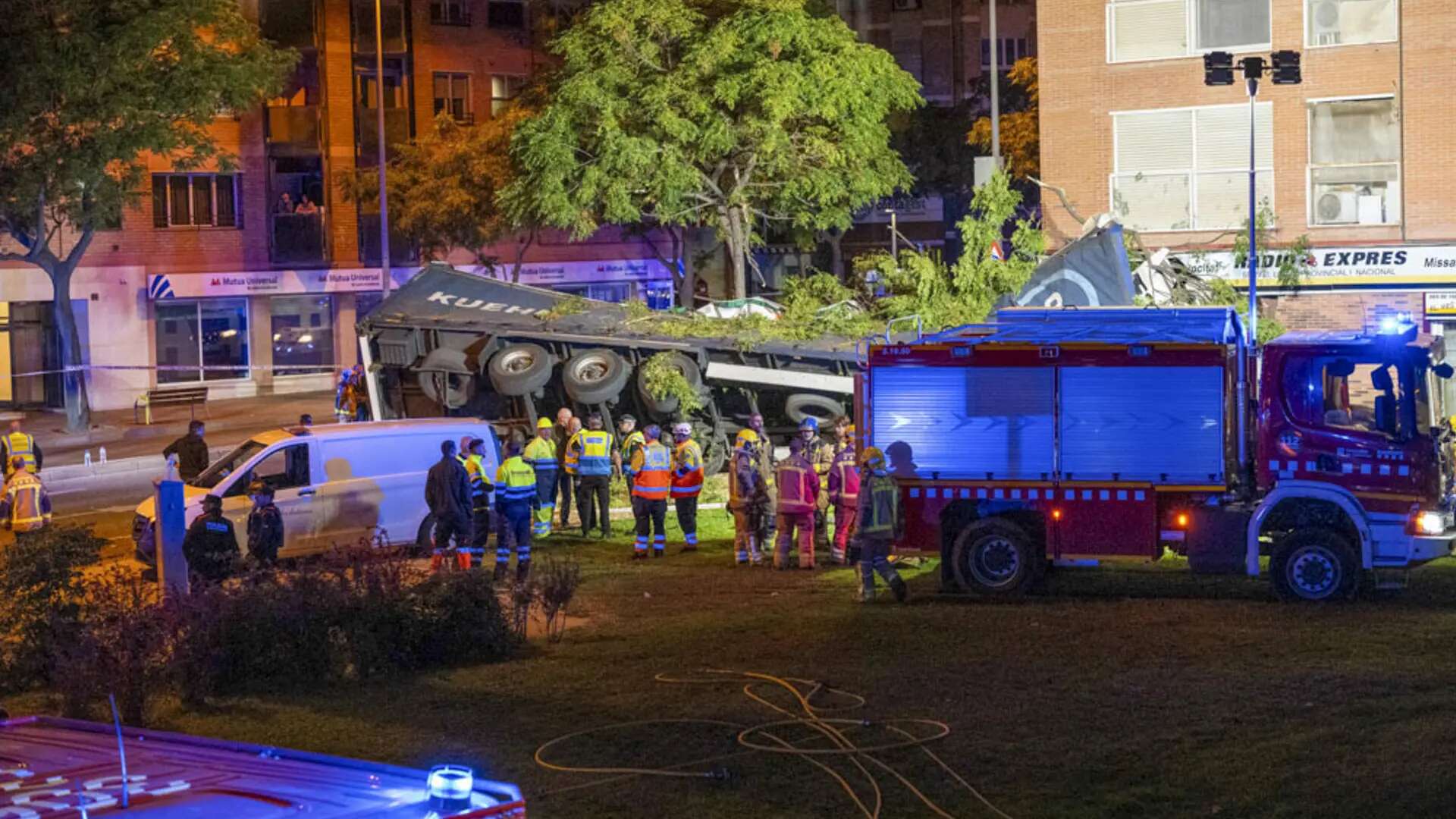 Un muerto y nueve heridos al empotrarse un camionero contra un edificio en Lleida