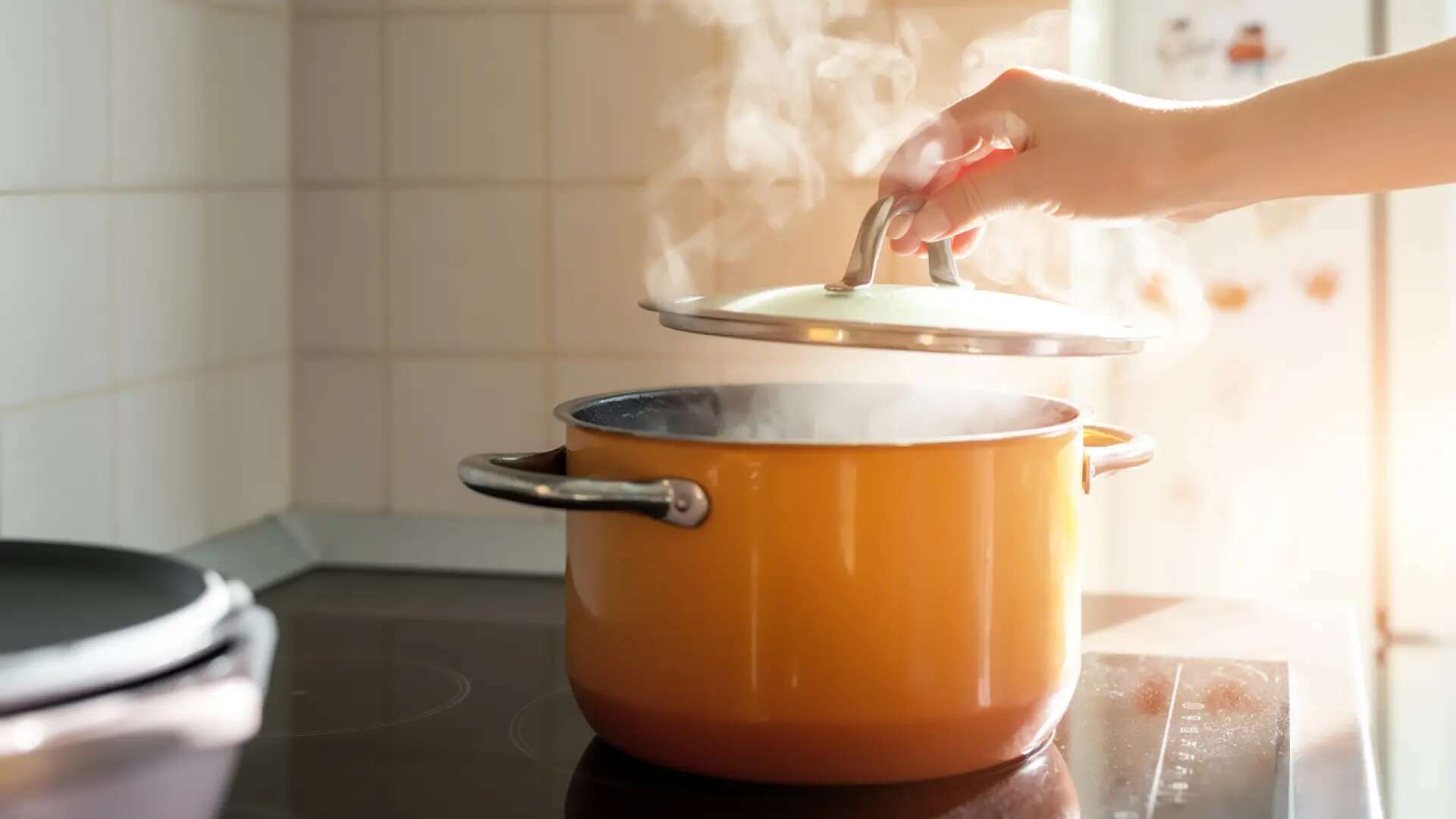 Ni cocido ni consomé: el caldo típico que preparan las madres con solo tres ingredientes 