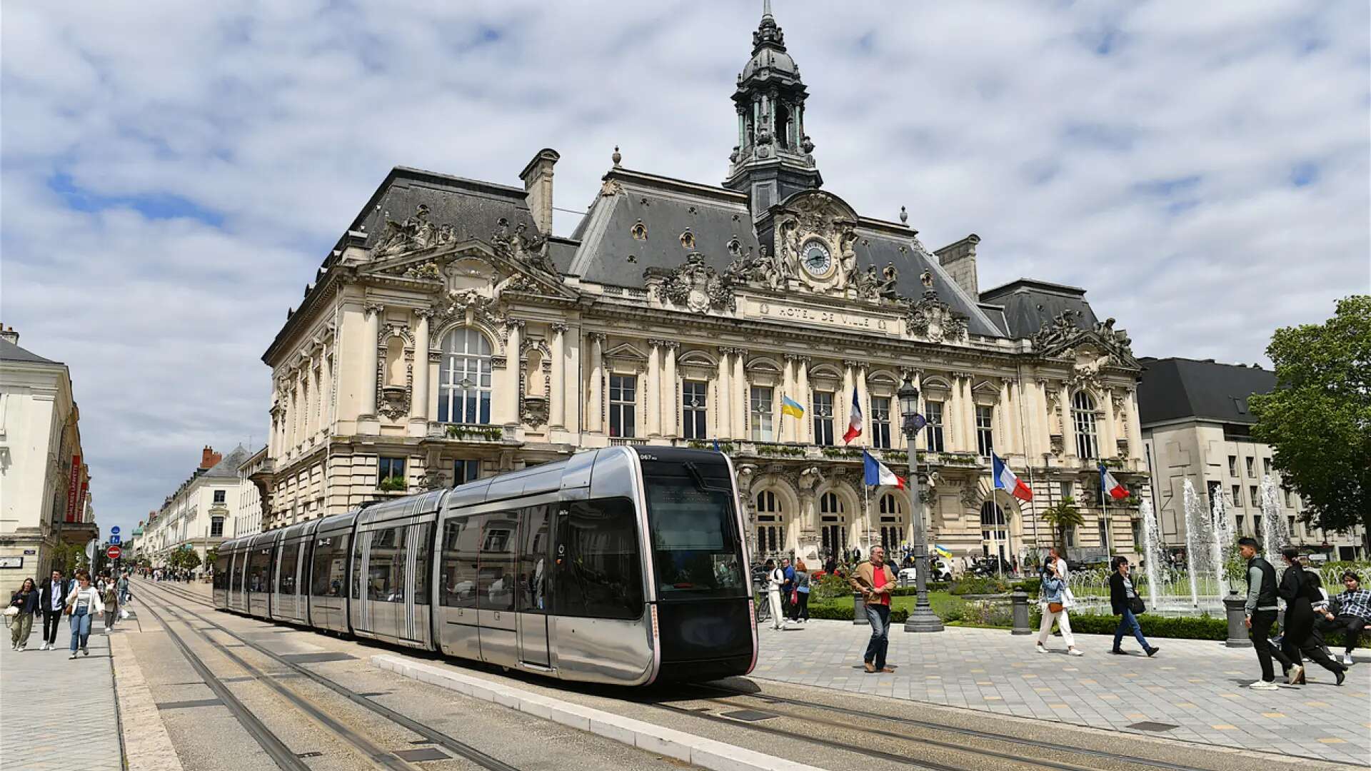 La bella ciudad que fue capital de Francia y es la mejor puerta de entrada a los Castillos del Loira