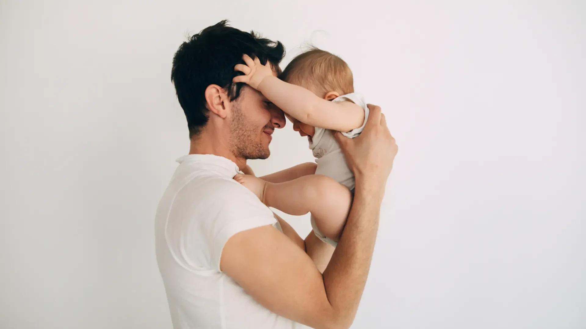 Este es el curioso motivo por el que los bebés nacen con los ojos grises