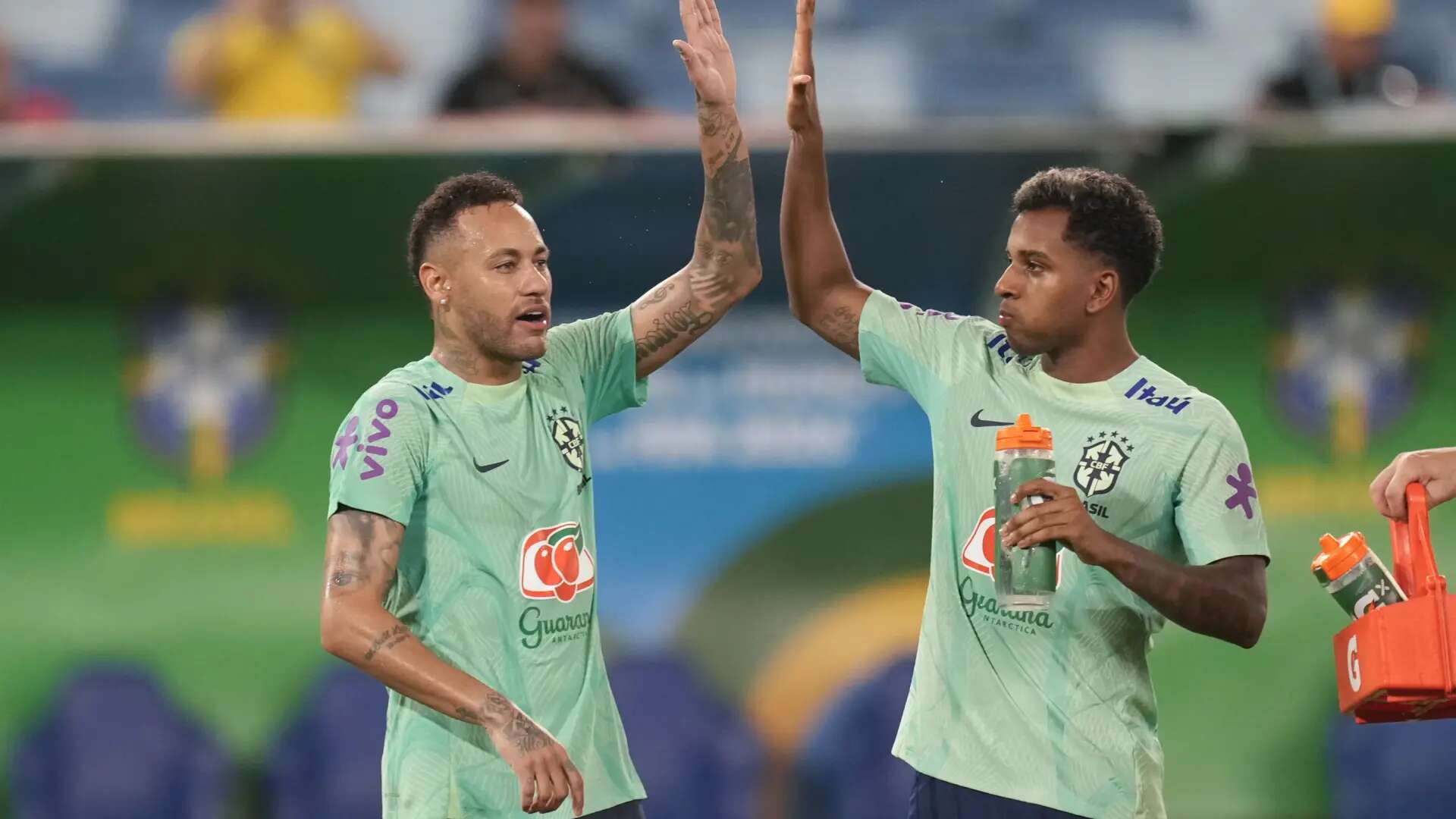 La emotiva felicitación de Rodrygo a Neymar por su regreso al Santos: 