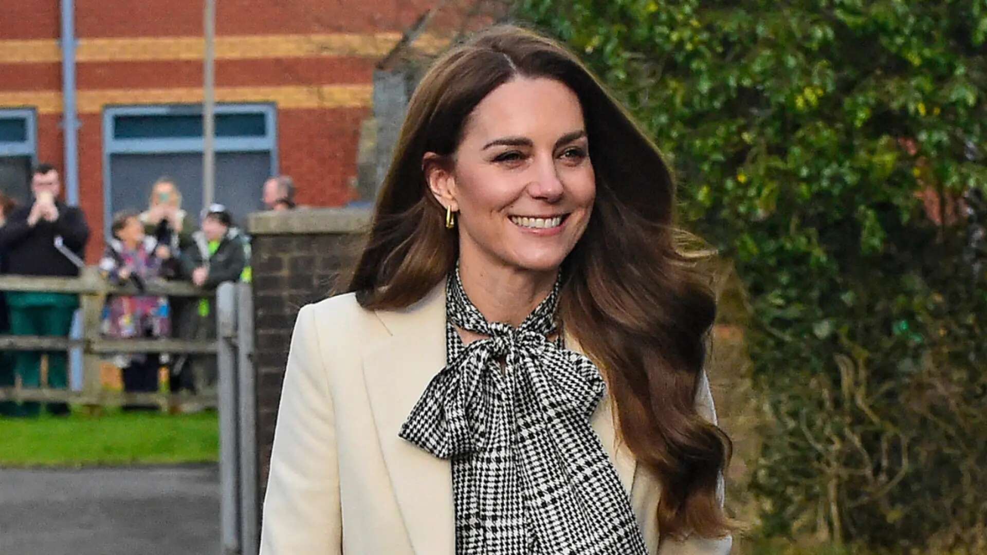 Kate Middleton pide a sus fans que se fijen más en su trabajo que en sus vestidos tras la 