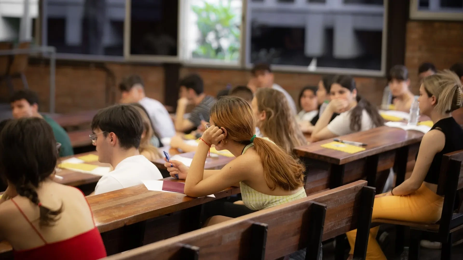 Crece la ansiedad en universitarios y aumenta el peso del trabajo para pagar los grados y másteres, según un estudio