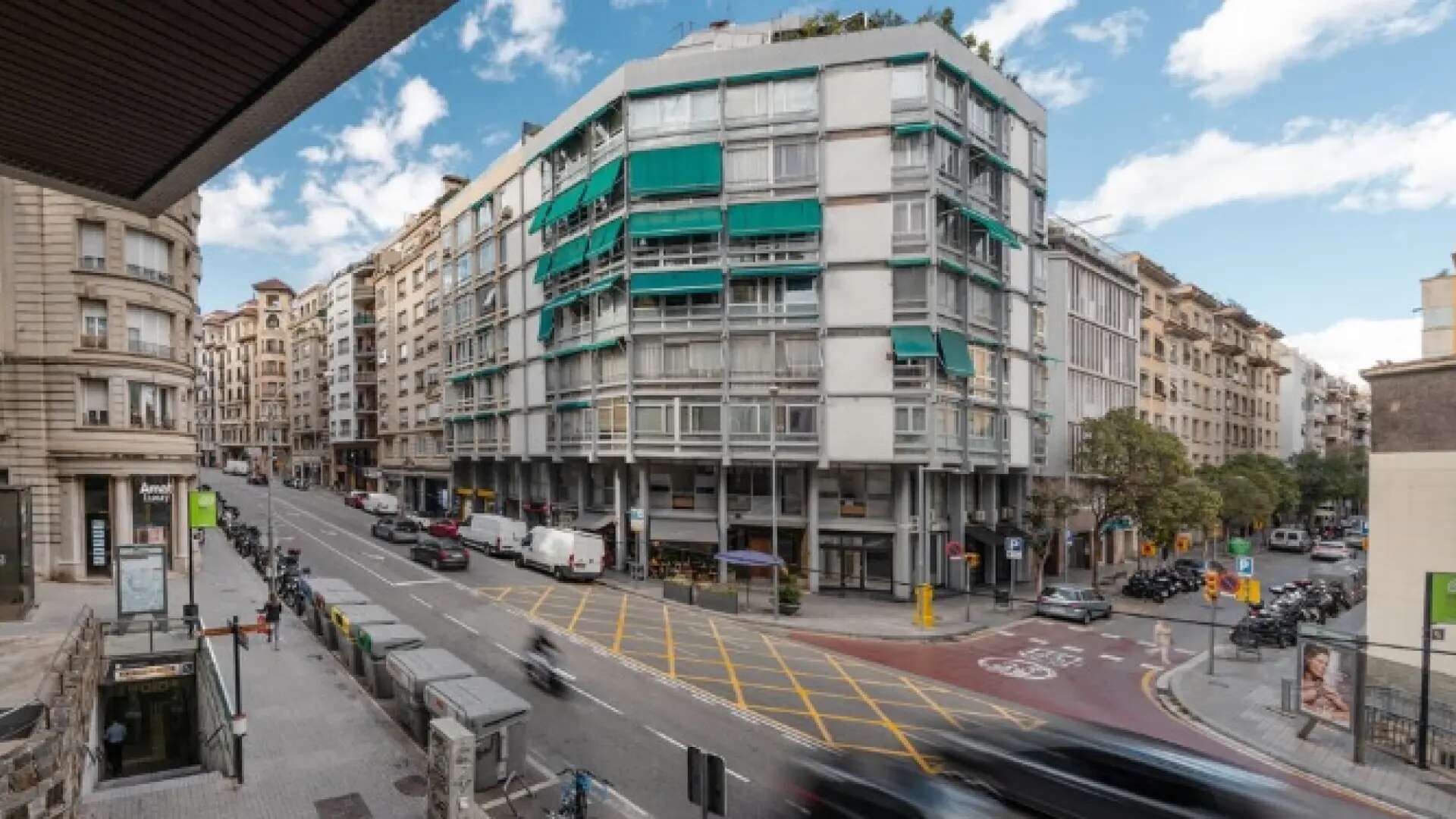 Un carril menos, aceras más amplias y 110 árboles nuevos: Barcelona empieza la reurbanización de la calle Balmes