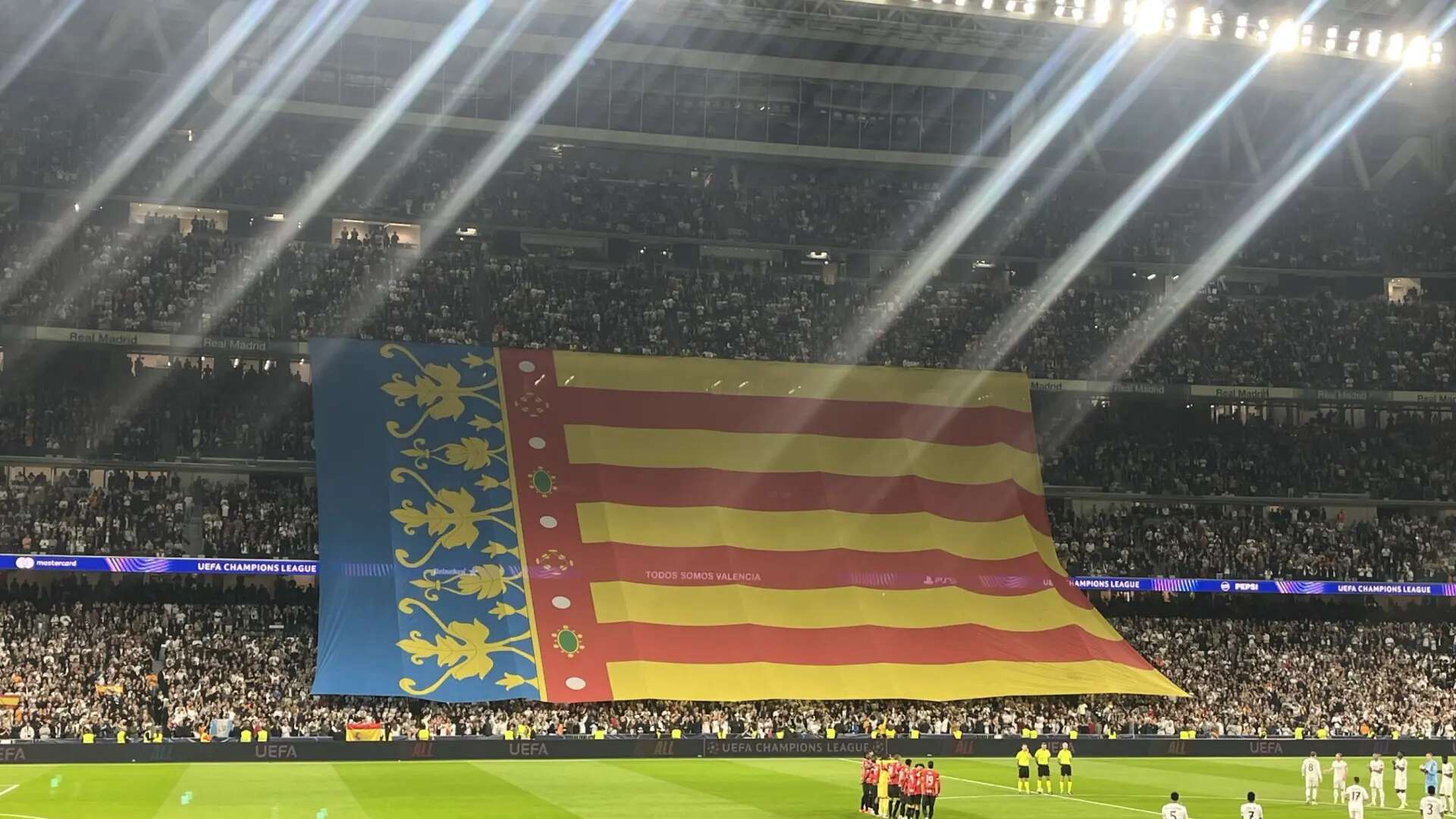 El Santiago Bernabéu se vuelca con los afectados por la DANA con un bonito homenaje antes del partido ante el Milan