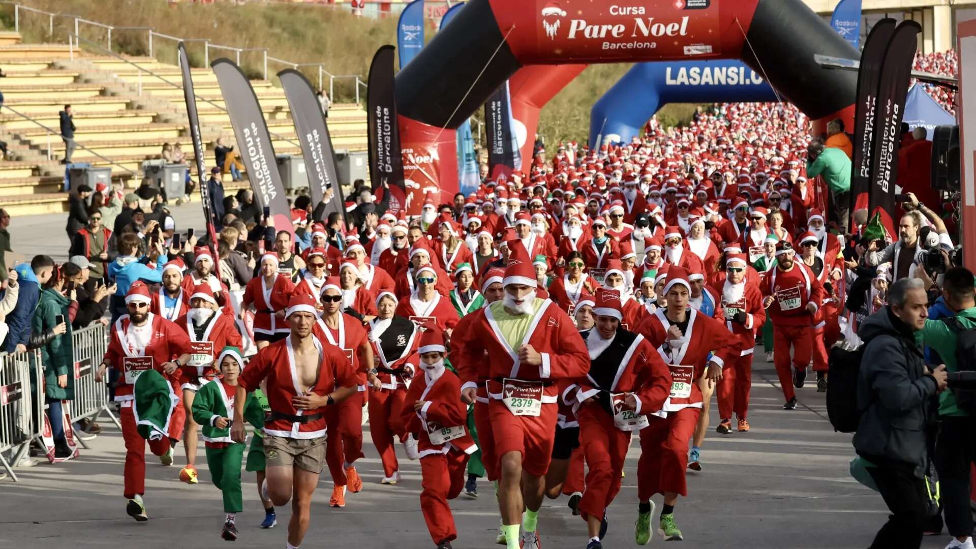 Tres mil personas disfrazadas de Santa Claus y elfos participan en la I Carrera Papá Noel de Barcelona