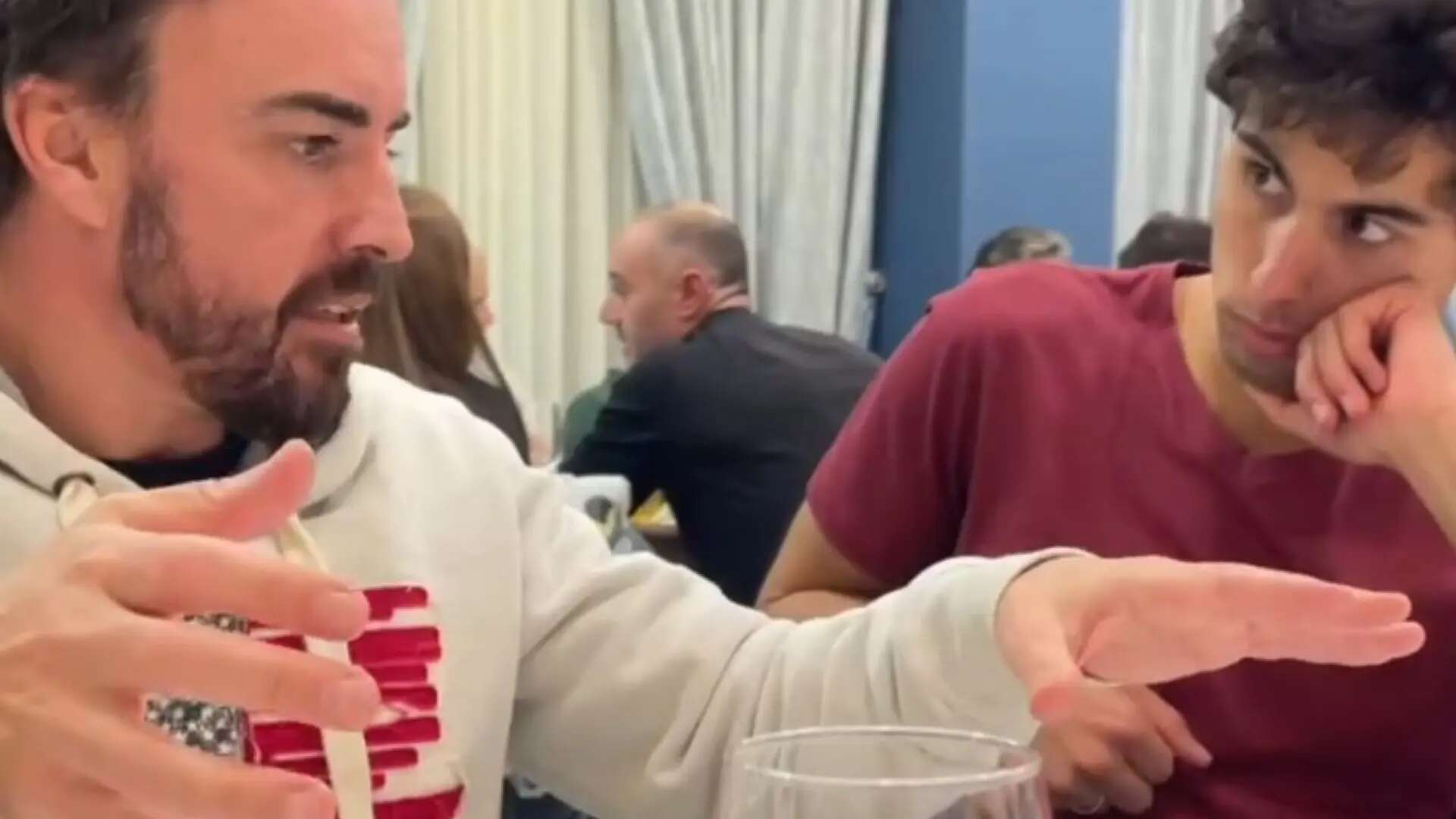 La imagen de Alonso como 'profesor' dando consejos a su alumno más aventajado