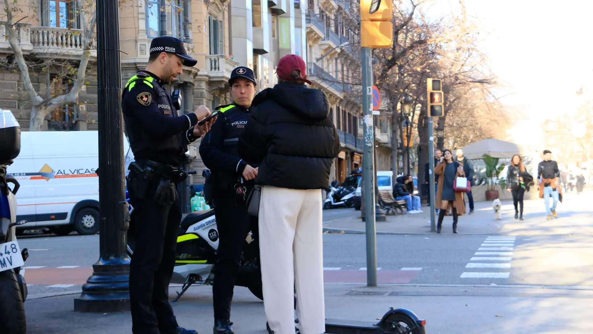 ¿Qué infracciones a la nueva normativa se han cometido más por los patinetes eléctricos en Barcelona?