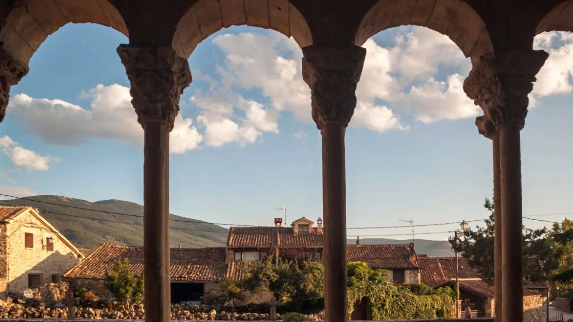 El pueblo de Segovia donde Chenoa se ha comprado su nueva casa: una iglesia románica y un escenario histórico