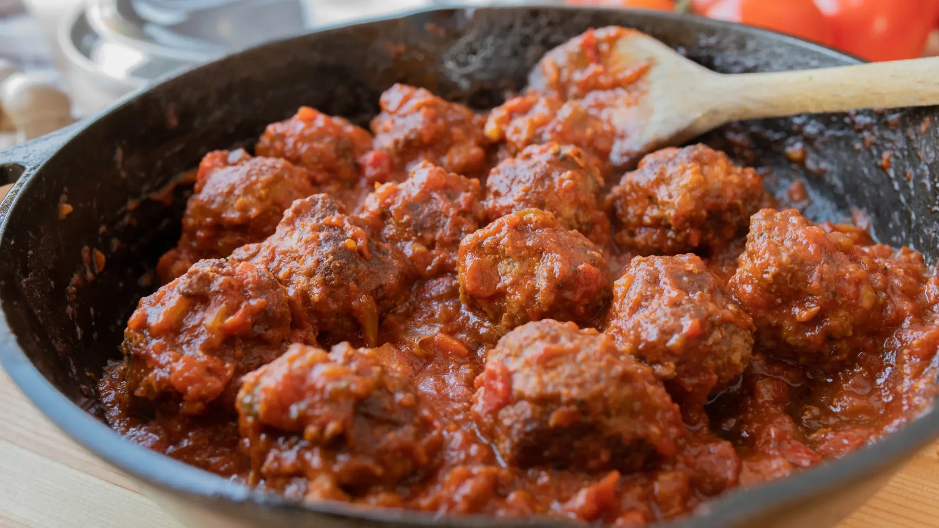 Ni miga de pan ni salsa: el truco para que las albóndigas queden más jugosas y con menos calorías